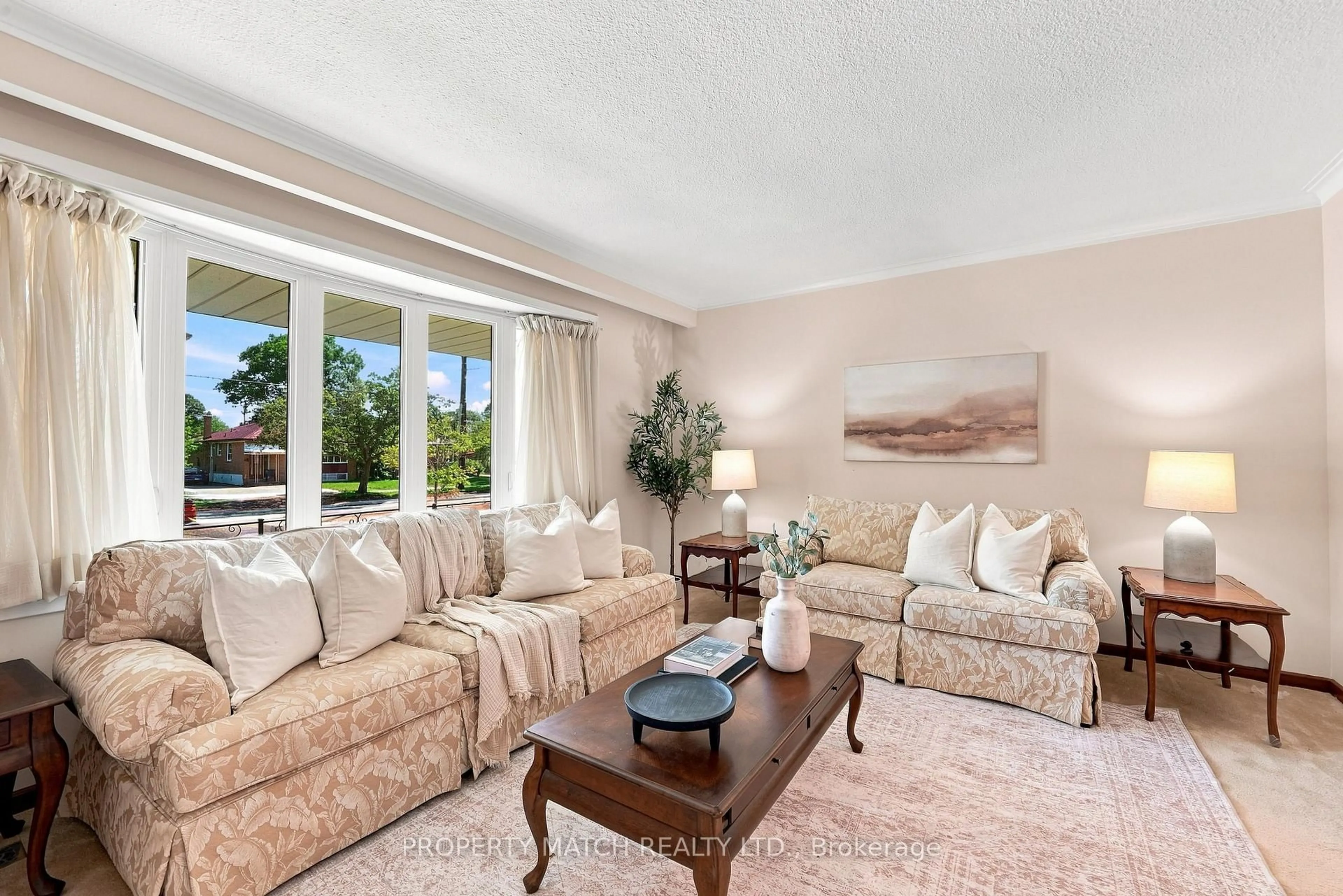 Living room with furniture, unknown for 938 Scarborough Golf Club Rd, Toronto Ontario M1G 1J9