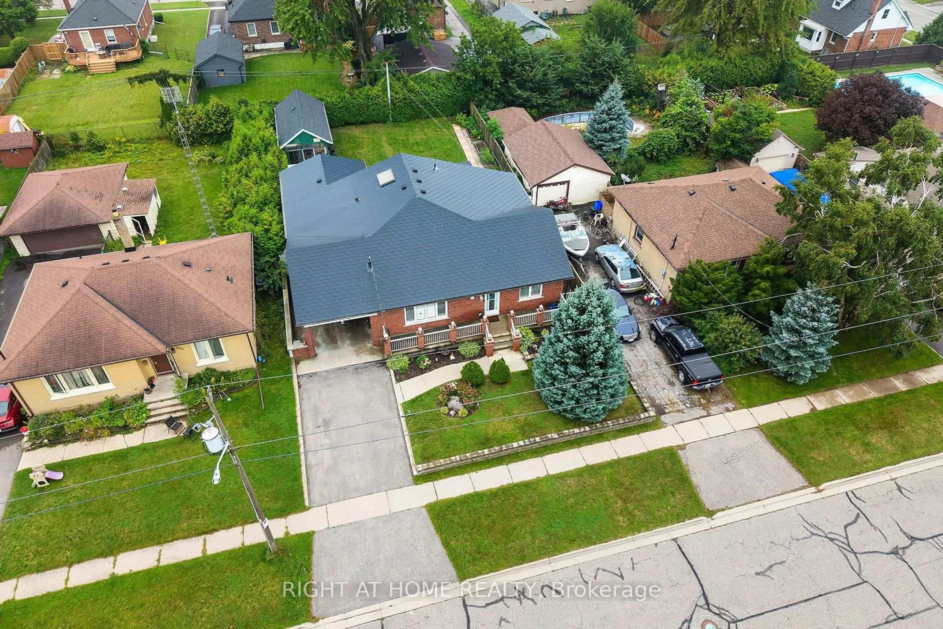 A pic from outside/outdoor area/front of a property/back of a property/a pic from drone, street for 511 Woodcrest Ave, Oshawa Ontario L1J 2T7
