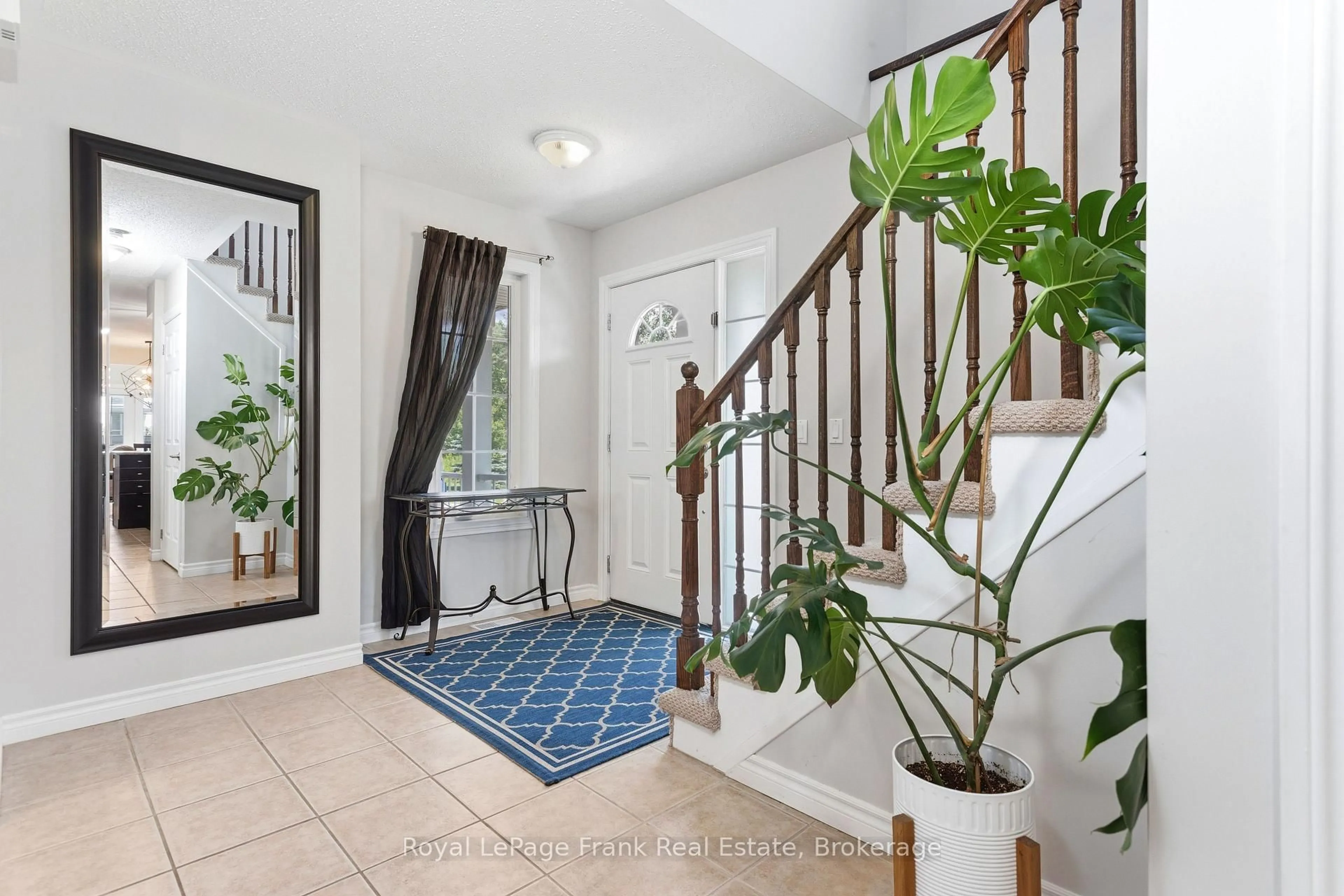 Indoor entryway for 1340 Wadebridge Cres, Oshawa Ontario L1K 3B2