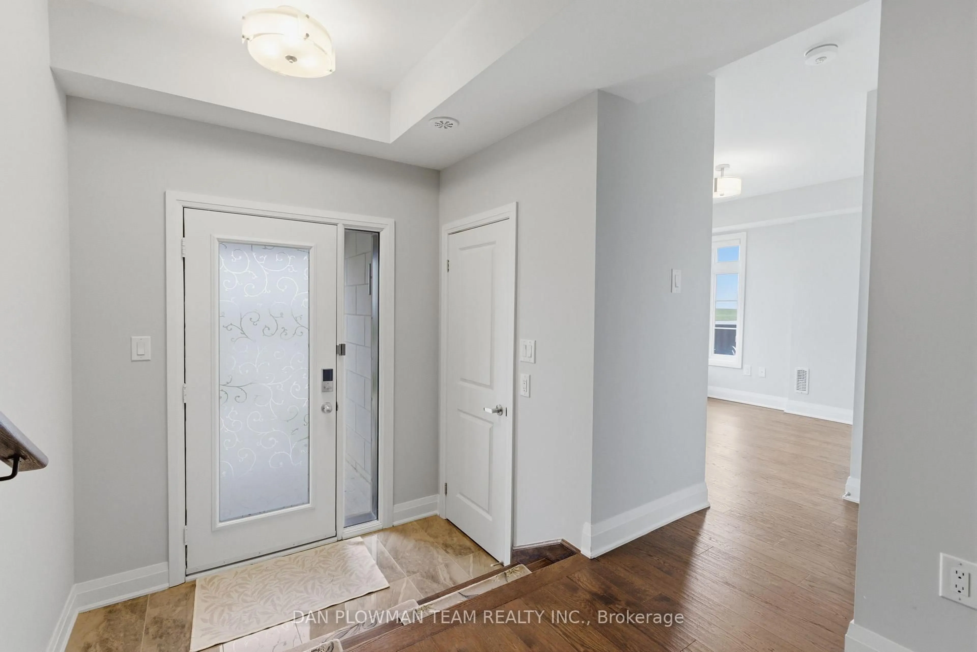 Indoor entryway for 779 Port Darlington Rd, Clarington Ontario L1C 3K3