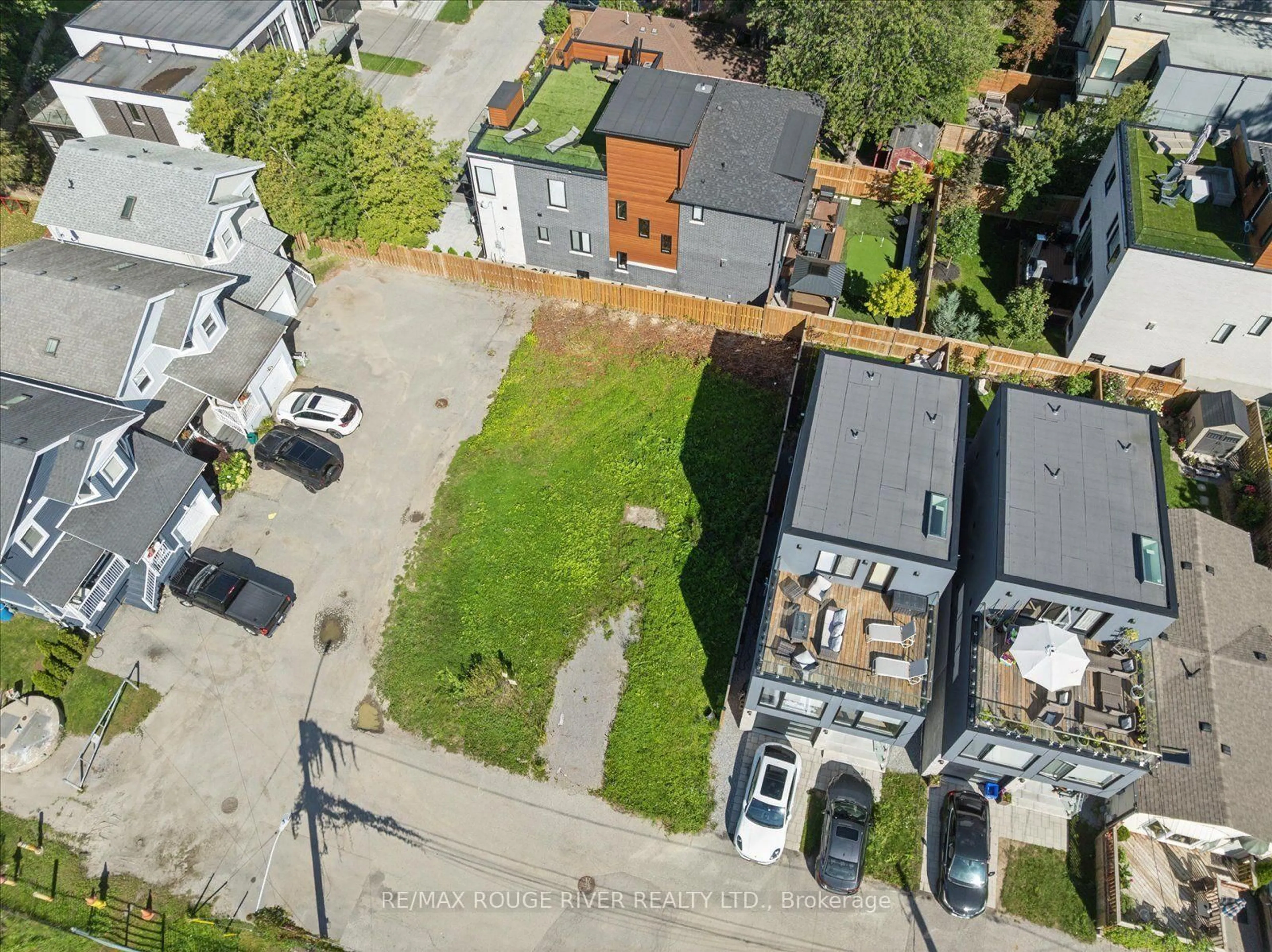 A pic from outside/outdoor area/front of a property/back of a property/a pic from drone, street for 1238 Bayview St, Pickering Ontario L1W 1E6
