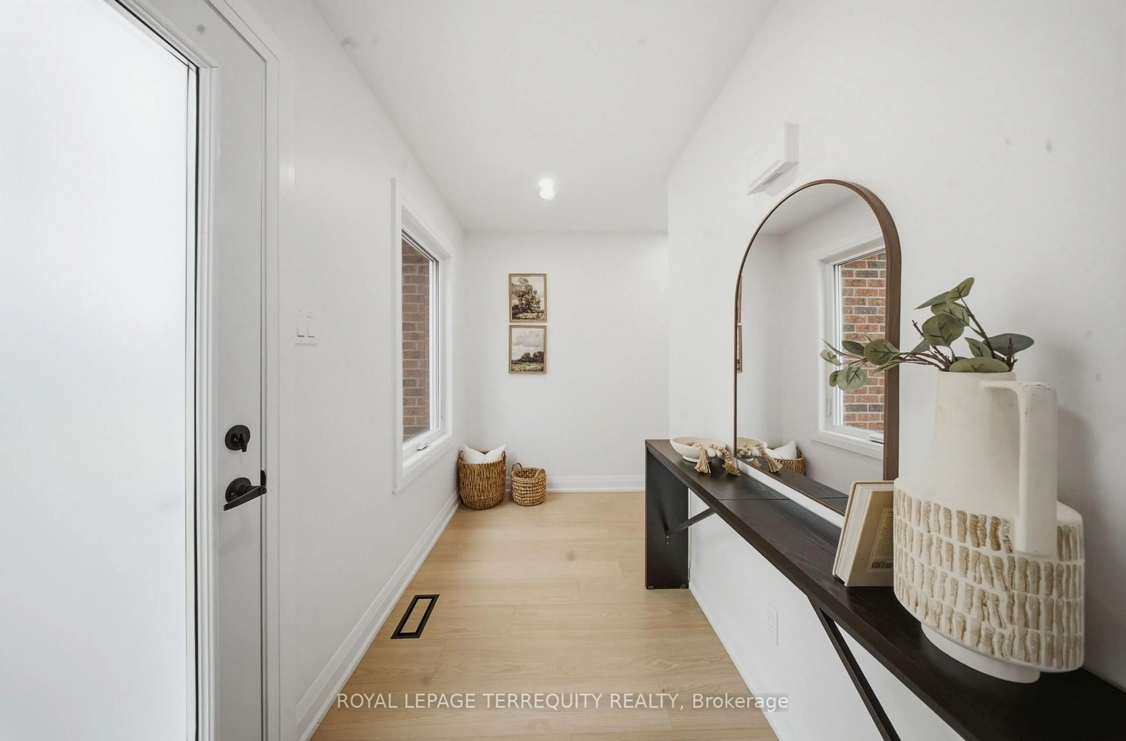 Indoor entryway for 42 Plumridge Crt, Ajax Ontario L1S 3Z8