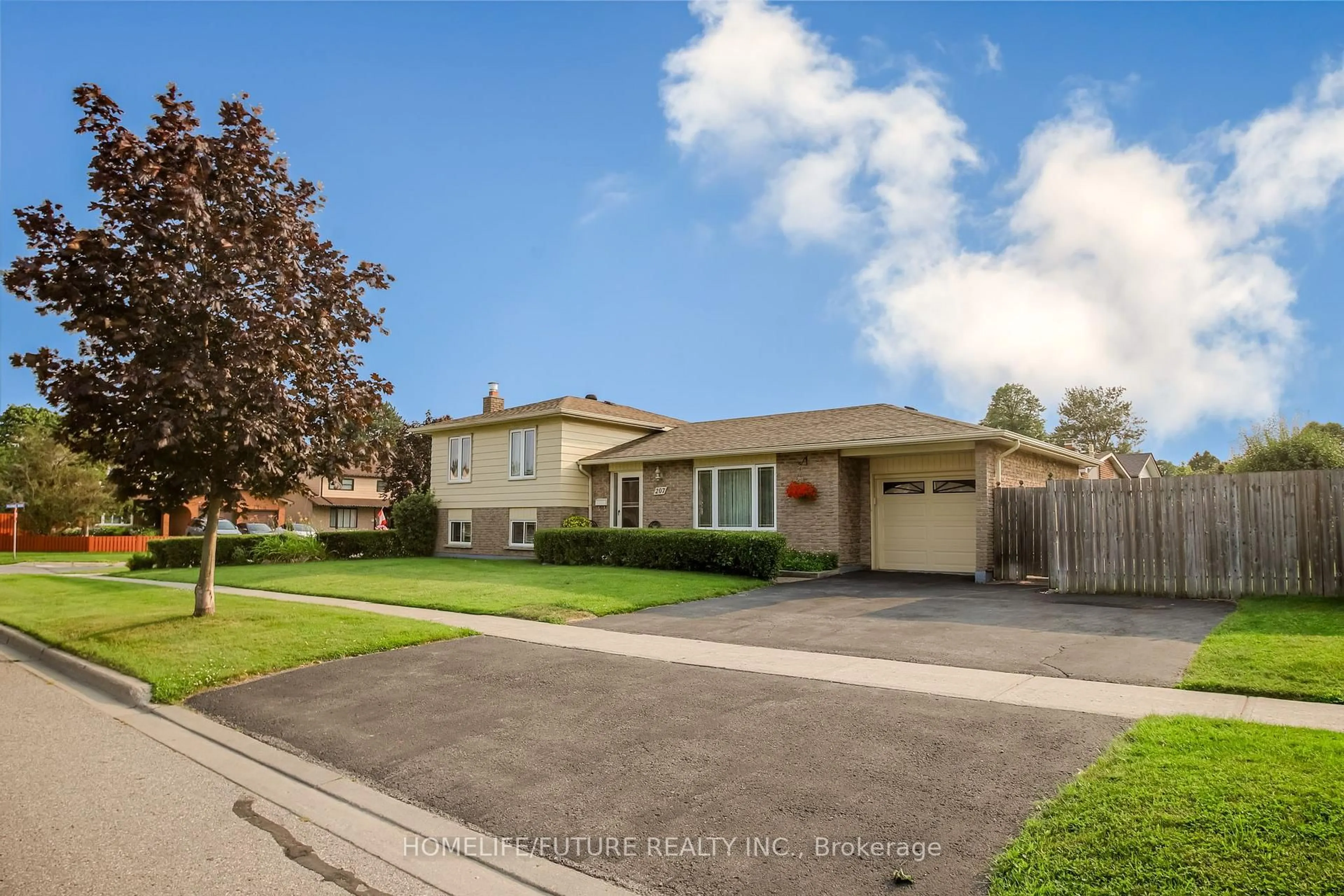 A pic from outside/outdoor area/front of a property/back of a property/a pic from drone, street for 207 Michael Blvd, Whitby Ontario L1N 6B5