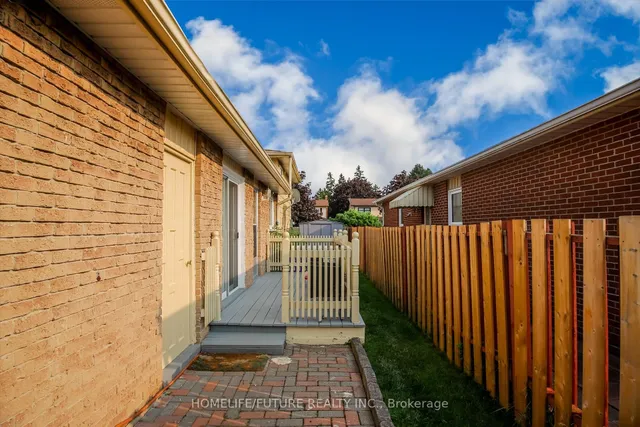 207 Michael Blvd, Whitby 3