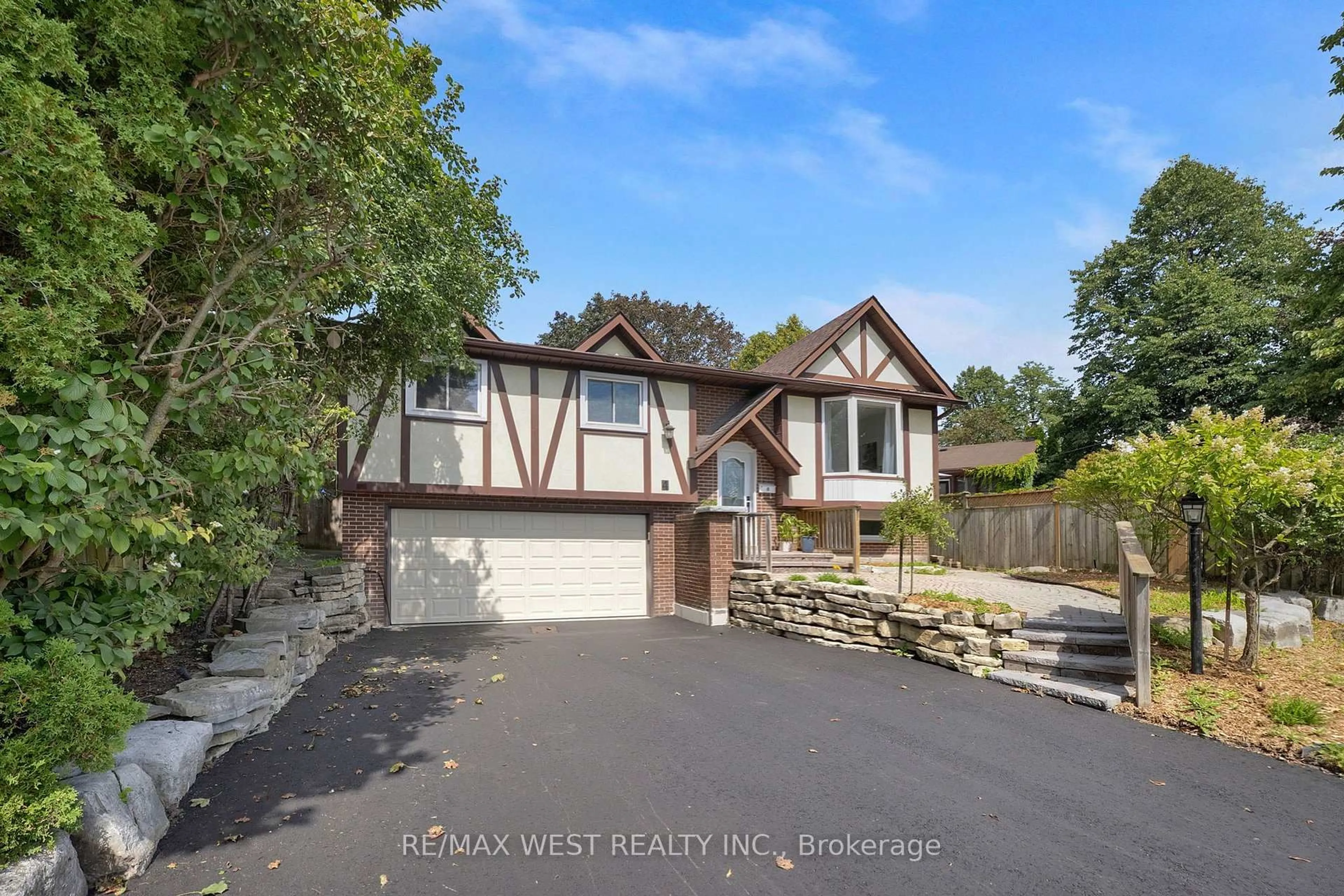 Unknown for 4 Flemington Crt, Whitby Ontario L1N 5X2
