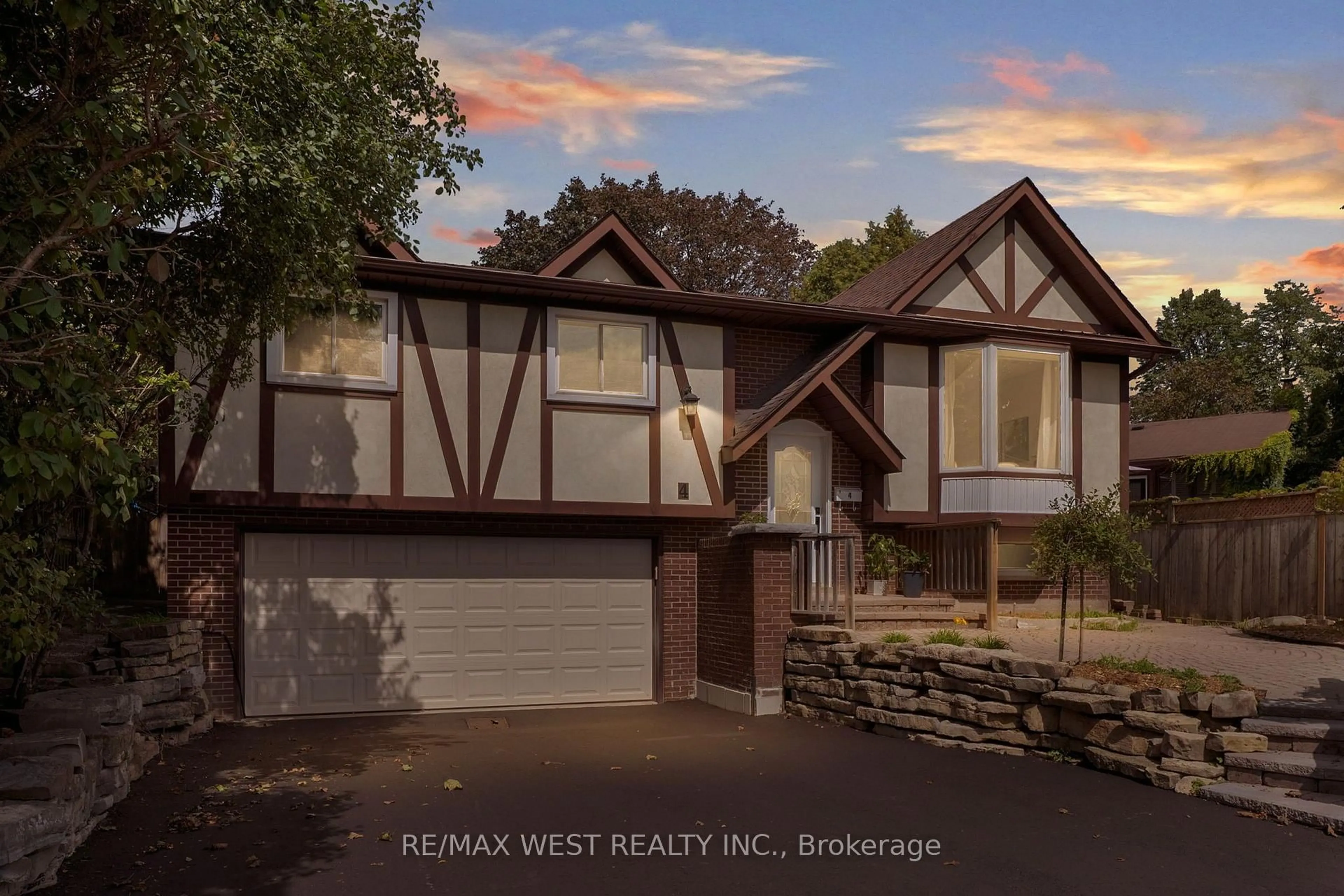 Home with vinyl exterior material, street for 4 Flemington Crt, Whitby Ontario L1N 5X2