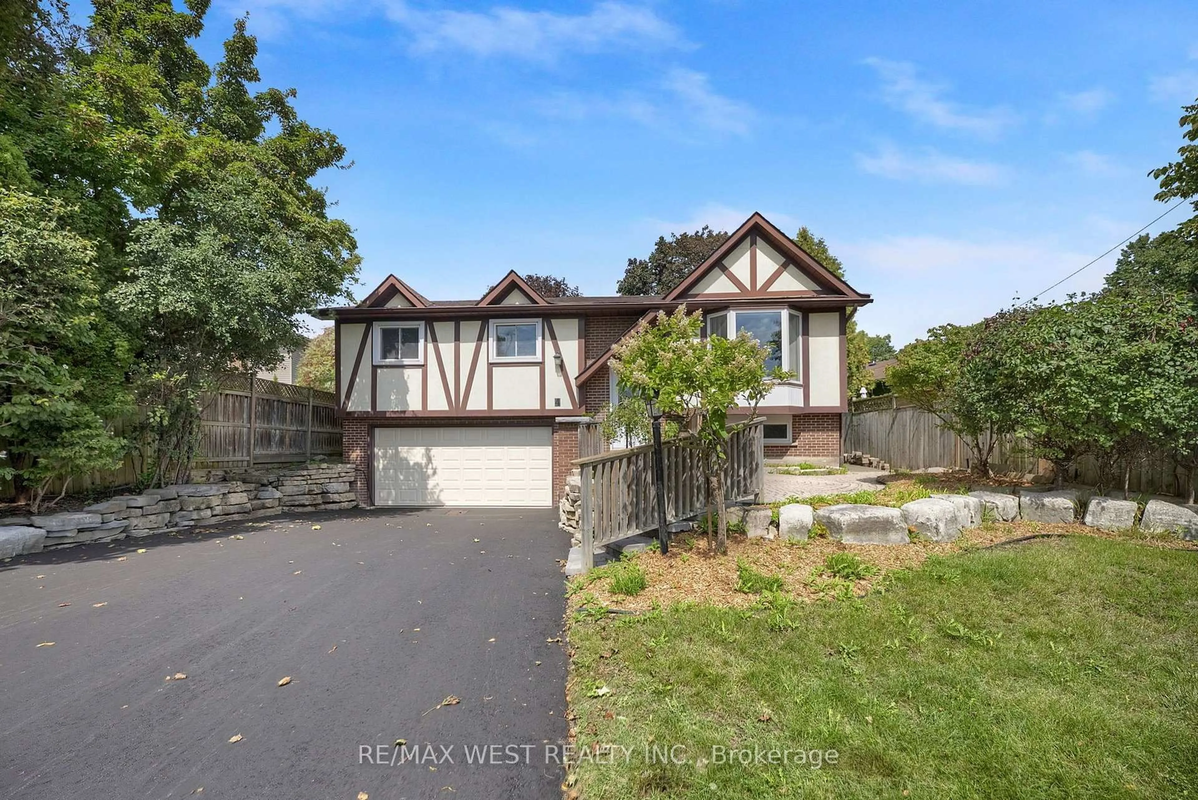A pic from outside/outdoor area/front of a property/back of a property/a pic from drone, street for 4 Flemington Crt, Whitby Ontario L1N 5X2