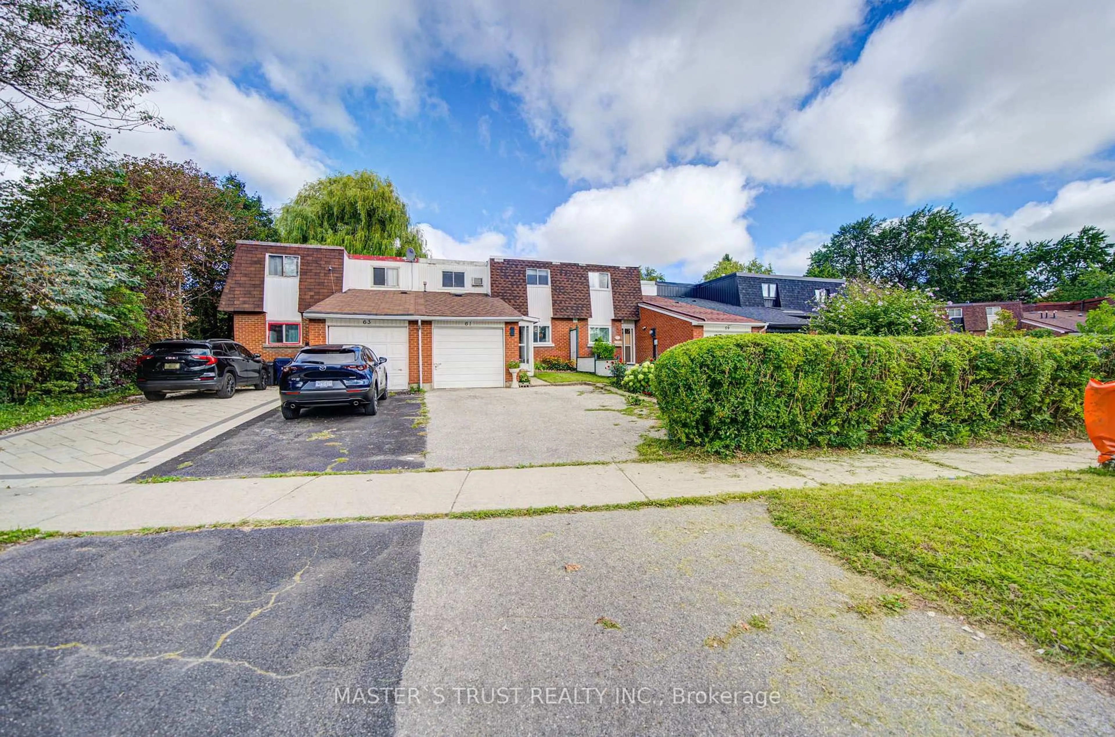 A pic from outside/outdoor area/front of a property/back of a property/a pic from drone, street for 61 Wiggens Crt, Toronto Ontario M1B 1K3