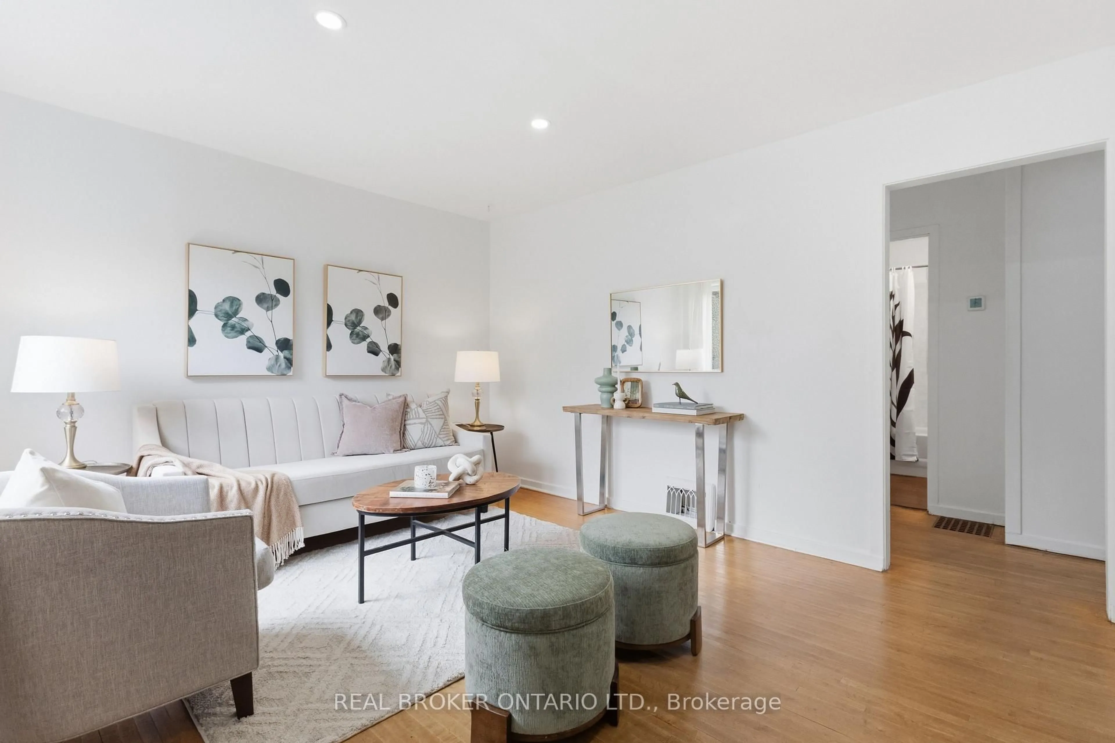 Living room with furniture, unknown for 78 Squires Ave, Toronto Ontario M4B 2R5
