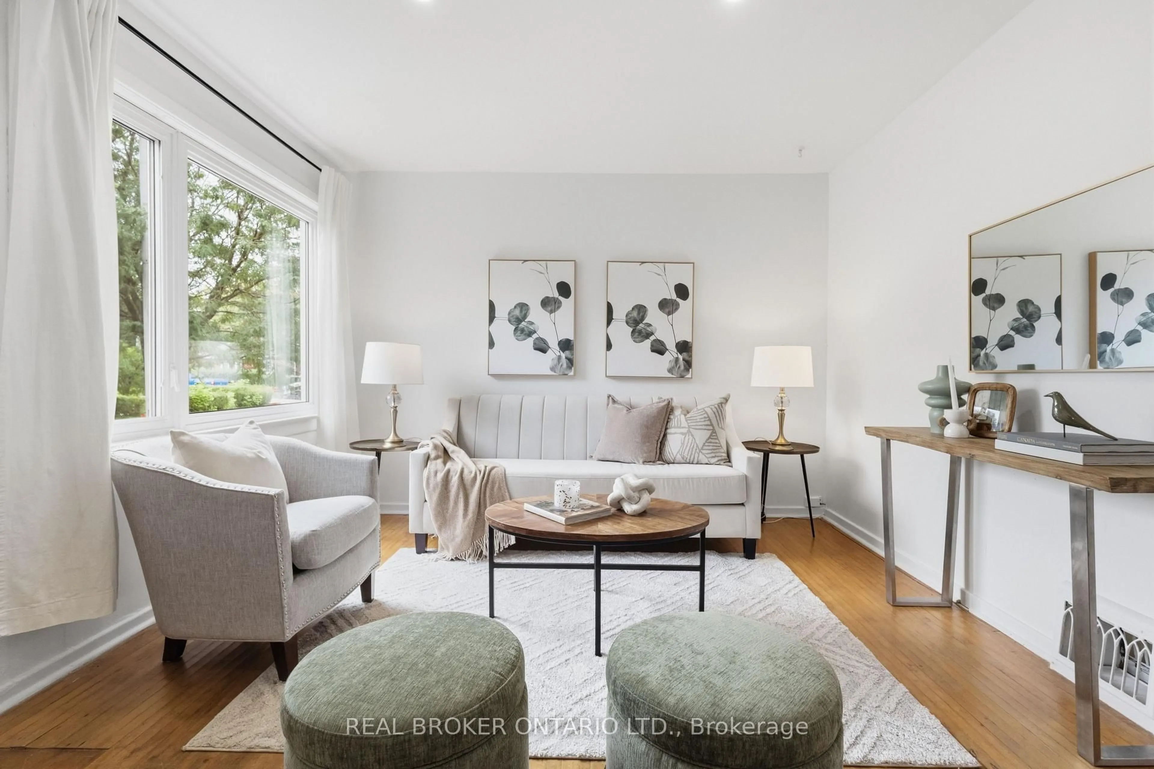 Living room with furniture, unknown for 78 Squires Ave, Toronto Ontario M4B 2R5