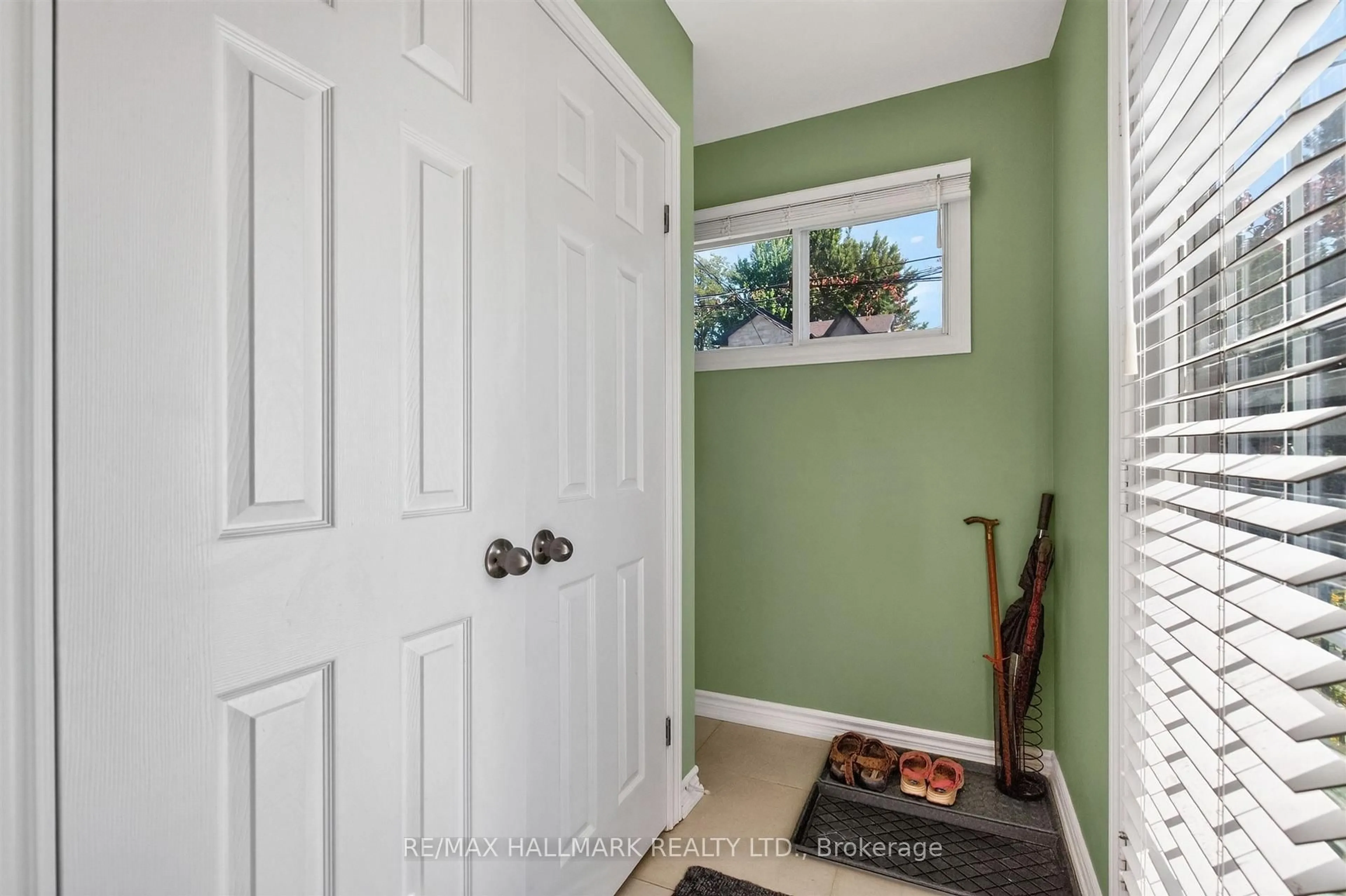 Indoor entryway for 110 Harding Blvd, Toronto Ontario M1N 3E2