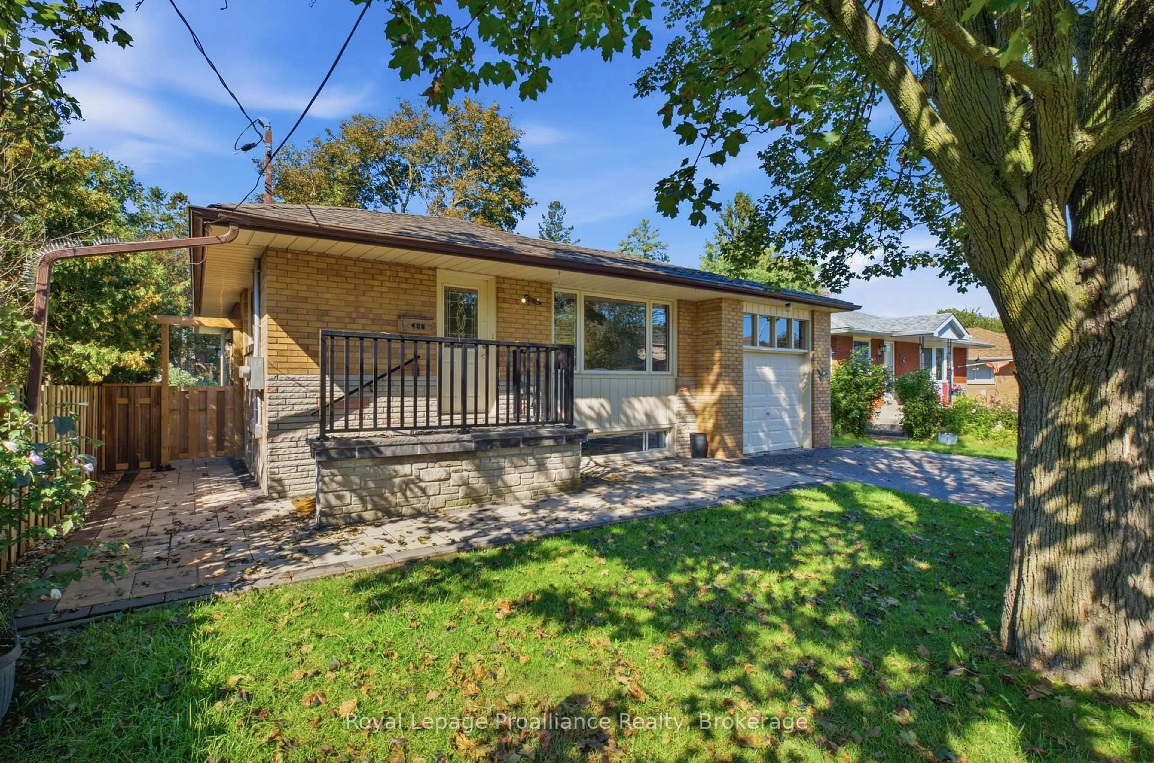 Home with vinyl exterior material, street for 400 Harris St, Whitby Ontario L1N 3C5