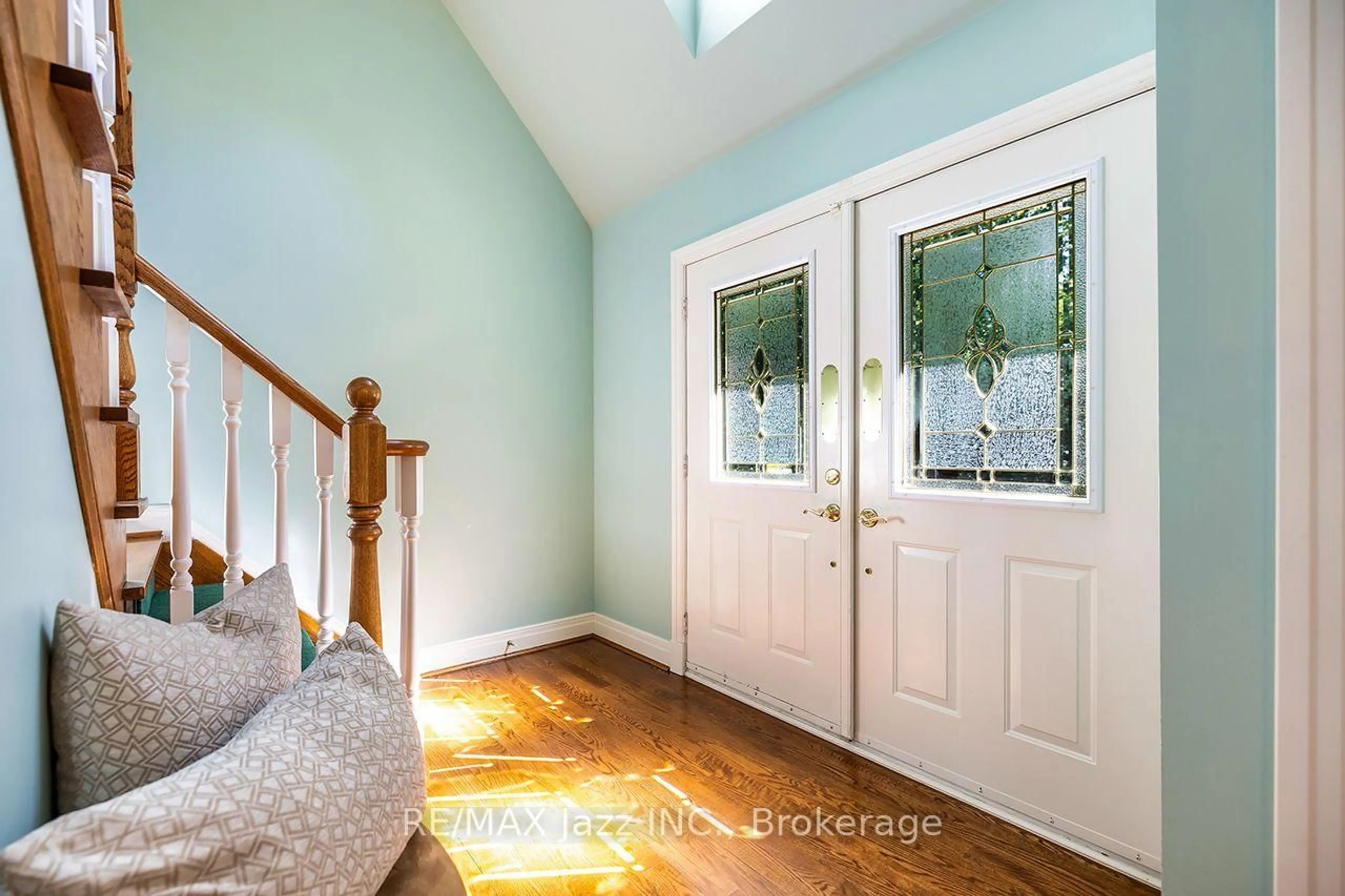 Indoor entryway for 20 Timberlane Crt, Clarington Ontario L1E 2H1