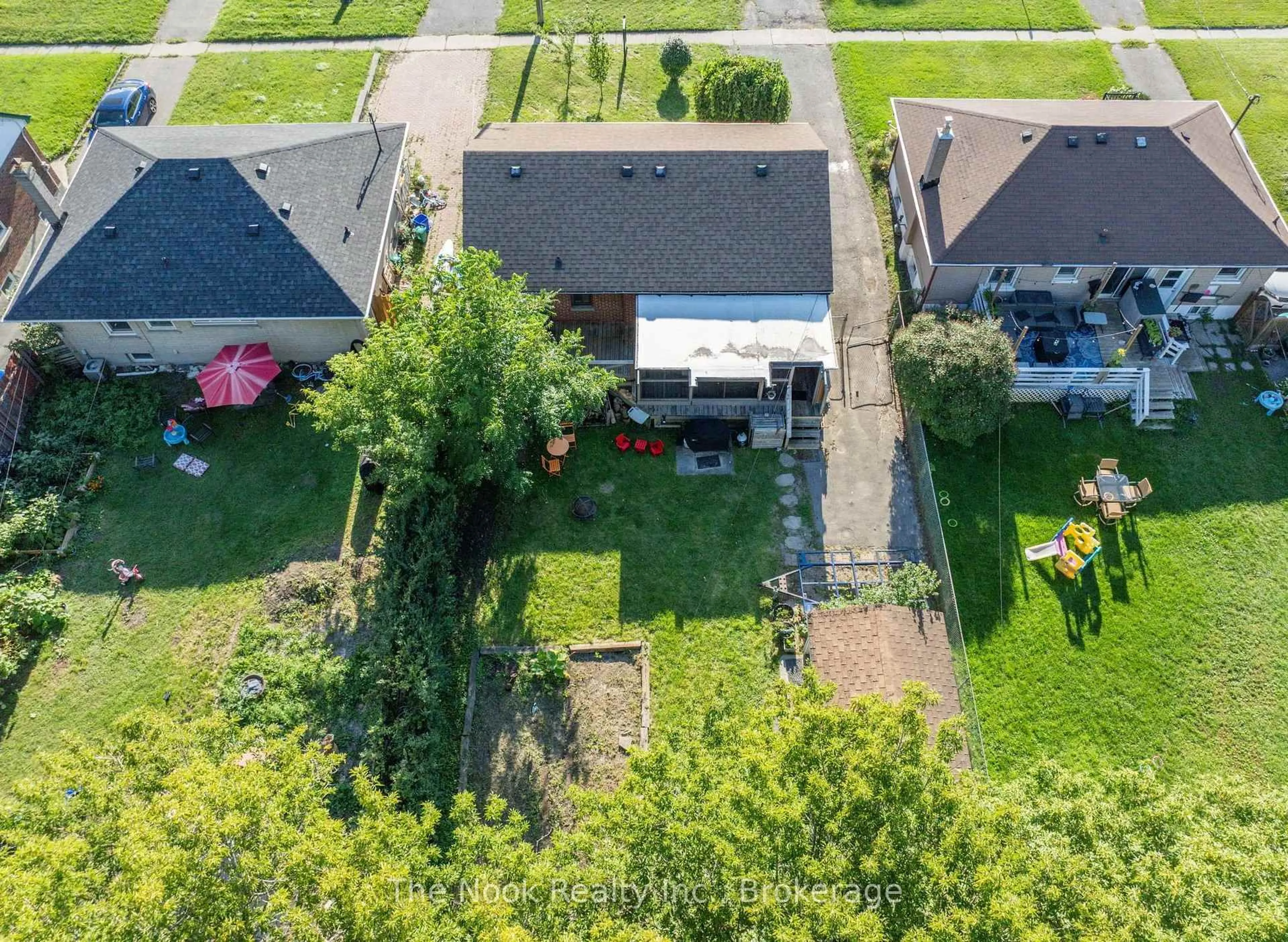 A pic from outside/outdoor area/front of a property/back of a property/a pic from drone, street for 257 Wilson Rd, Oshawa Ontario L1H 6C4