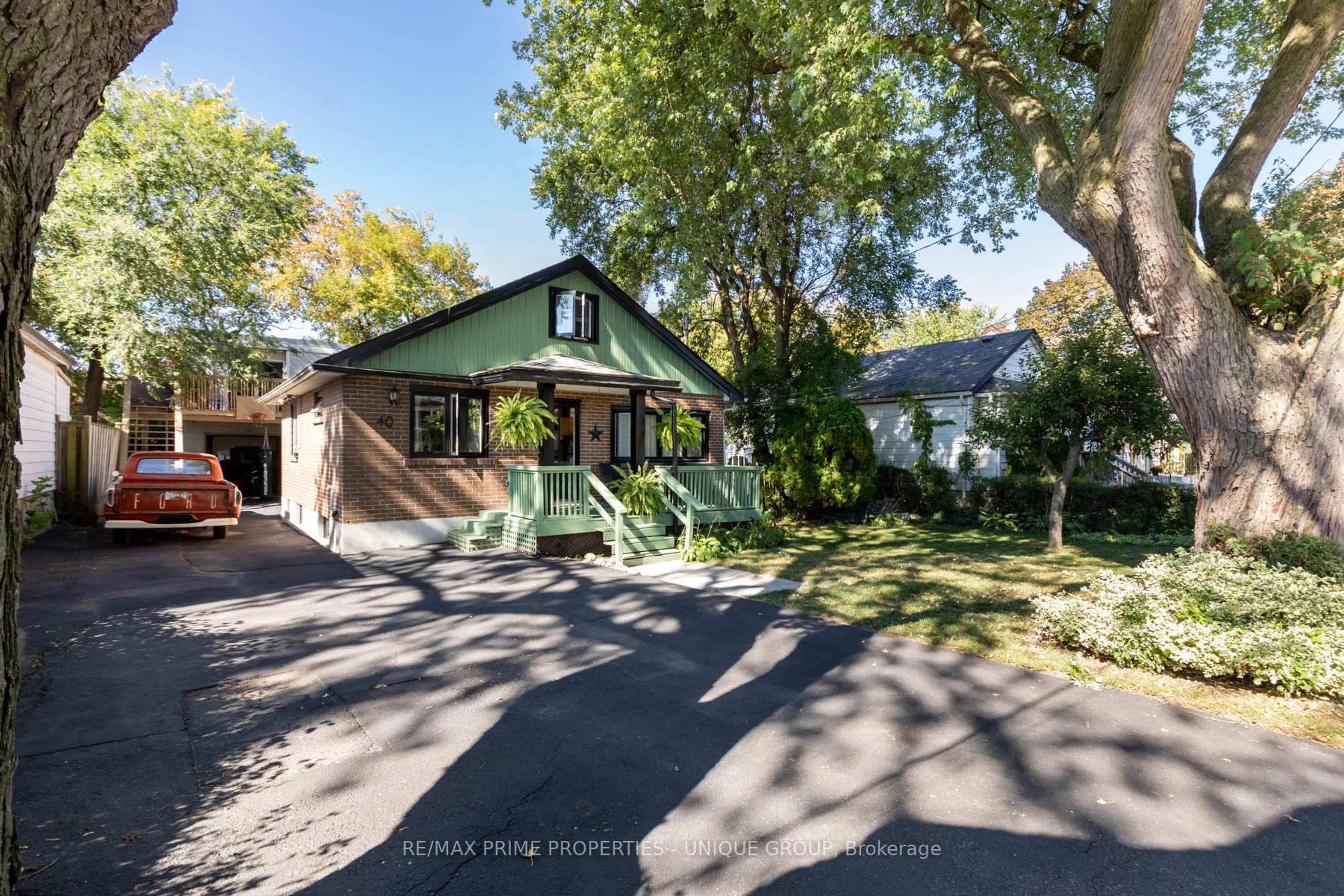 A pic from outside/outdoor area/front of a property/back of a property/a pic from drone, street for 40 Jeavons Ave, Toronto Ontario M1K 1S8