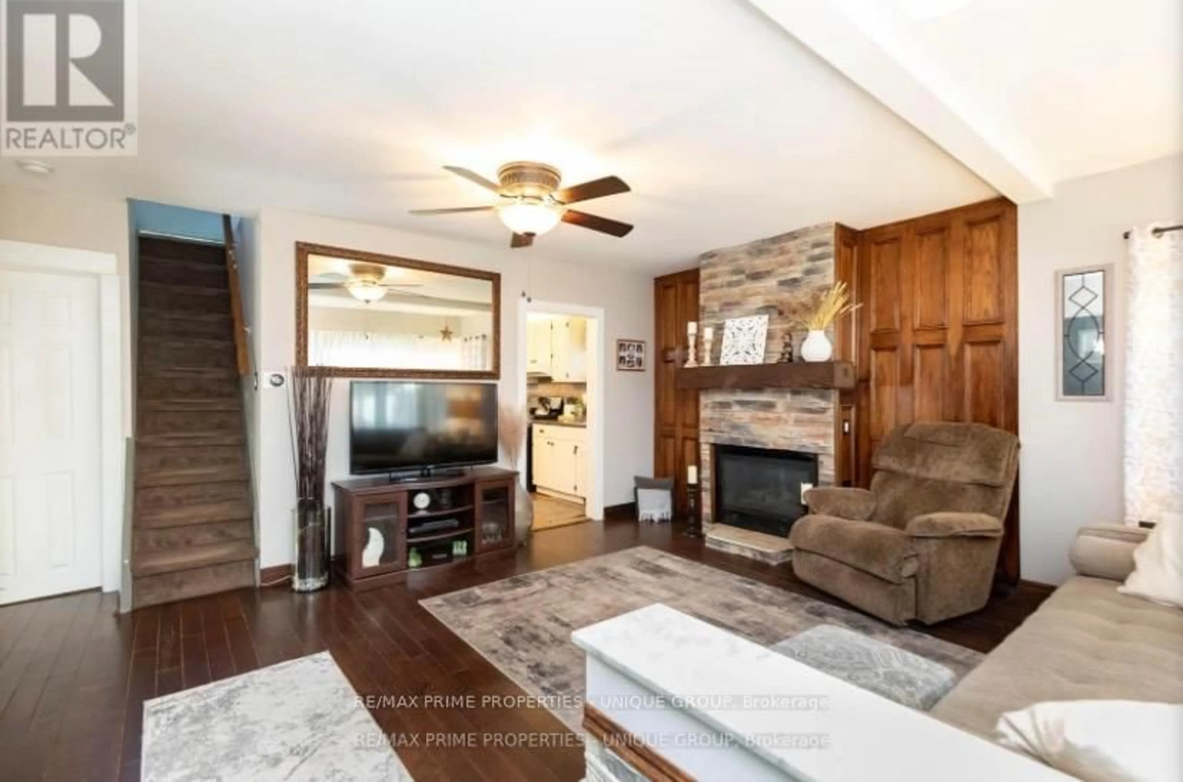 Living room with furniture, wood/laminate floor for 40 Jeavons Ave, Toronto Ontario M1K 1S8