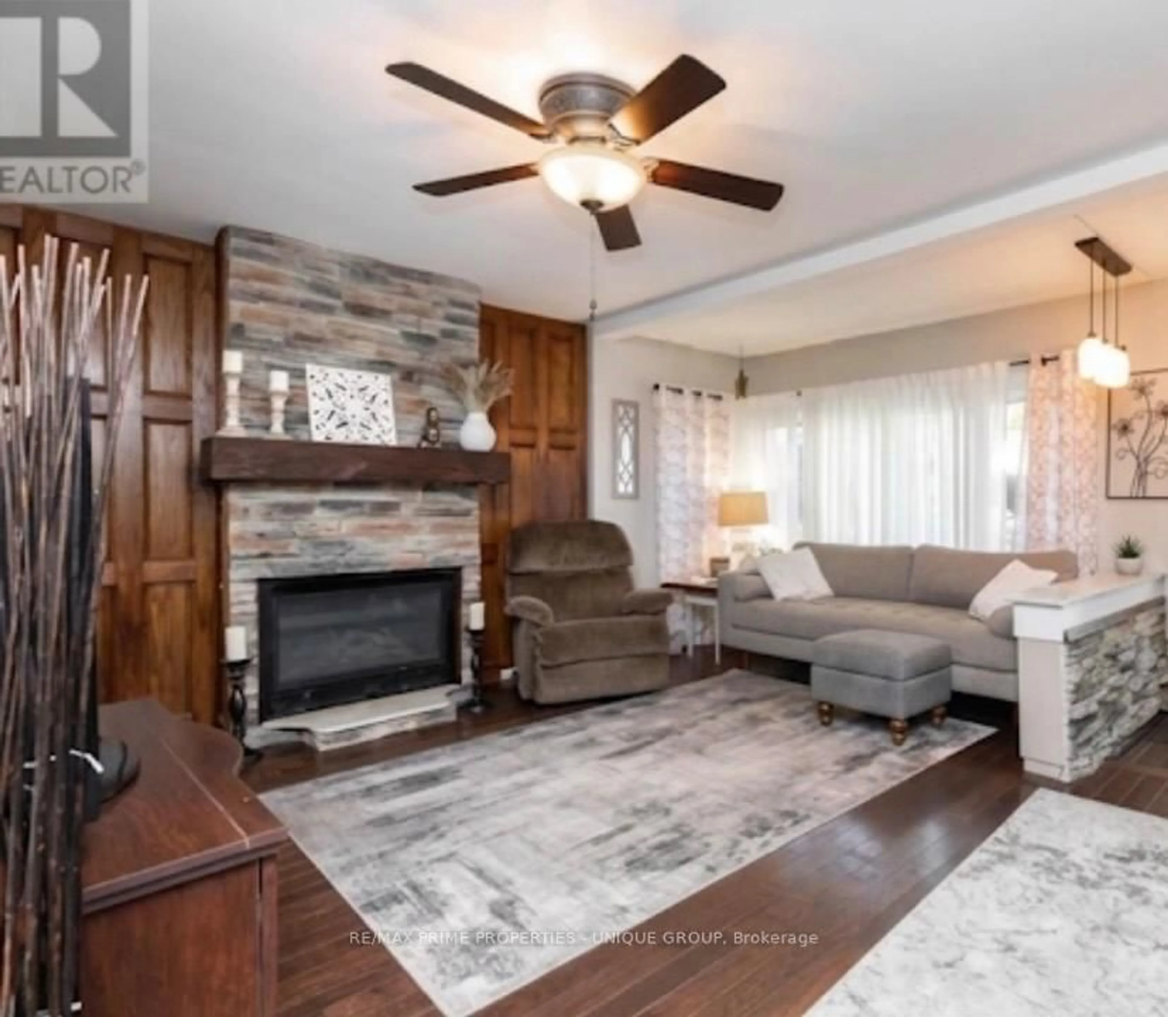Living room with furniture, wood/laminate floor for 40 Jeavons Ave, Toronto Ontario M1K 1S8