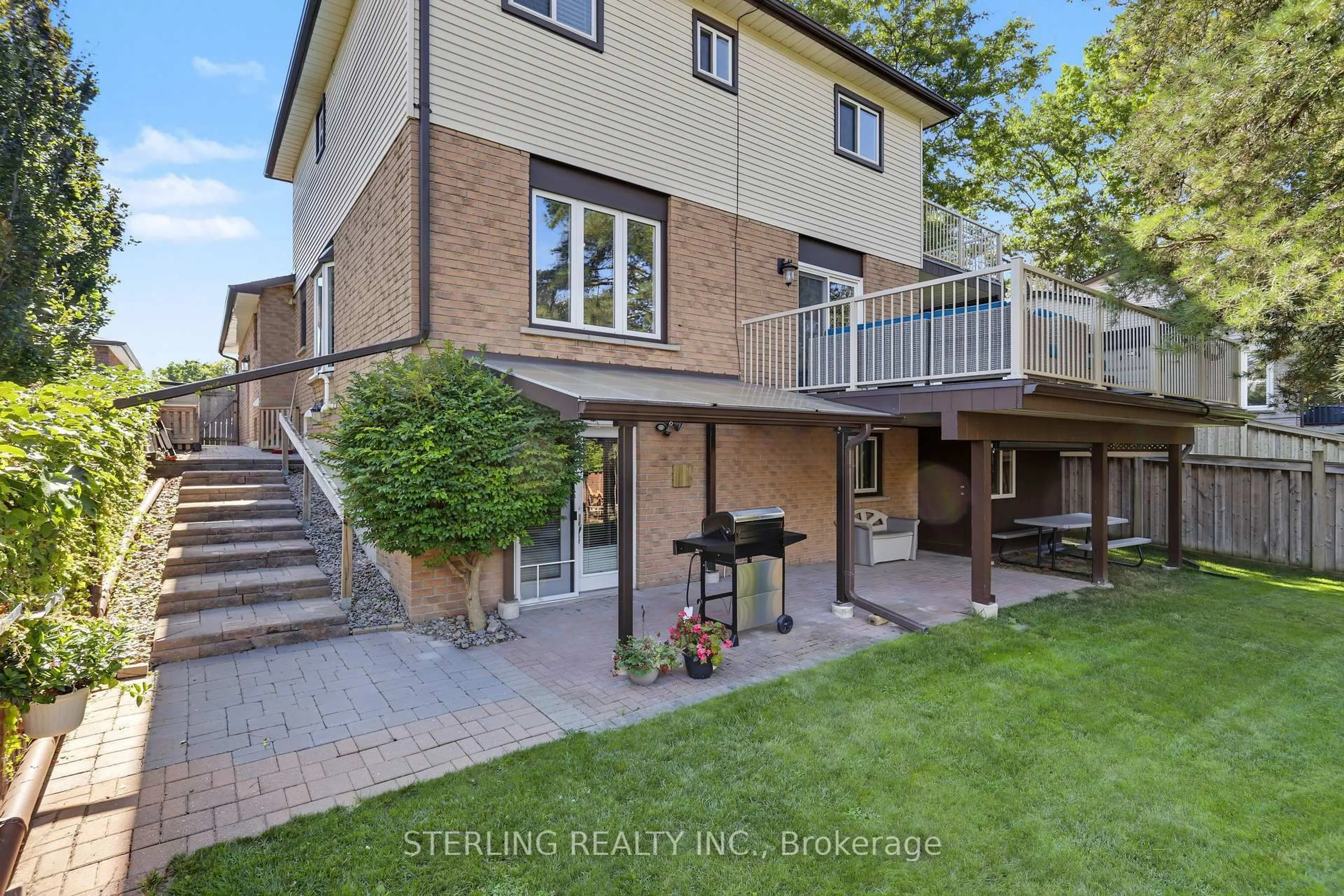 Patio, street for 336 Gothic Crt, Oshawa Ontario L1G 7J2