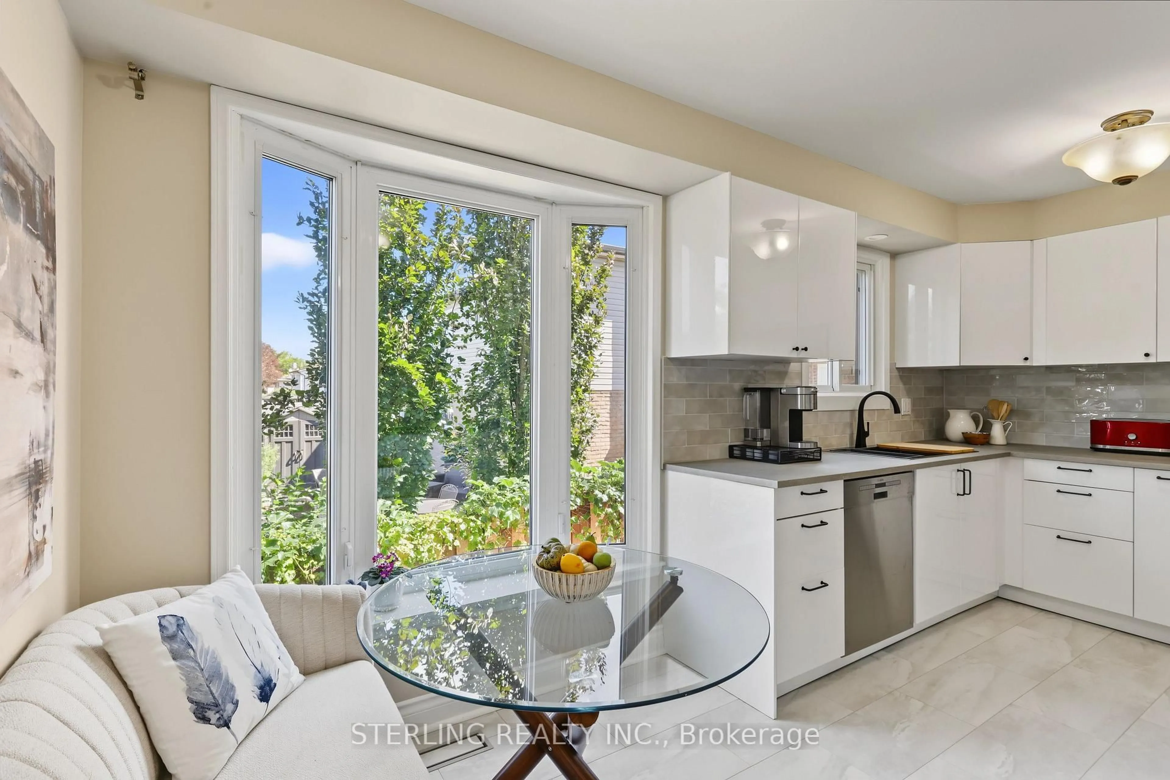 Open concept kitchen, ceramic/tile floor for 336 Gothic Crt, Oshawa Ontario L1G 7J2