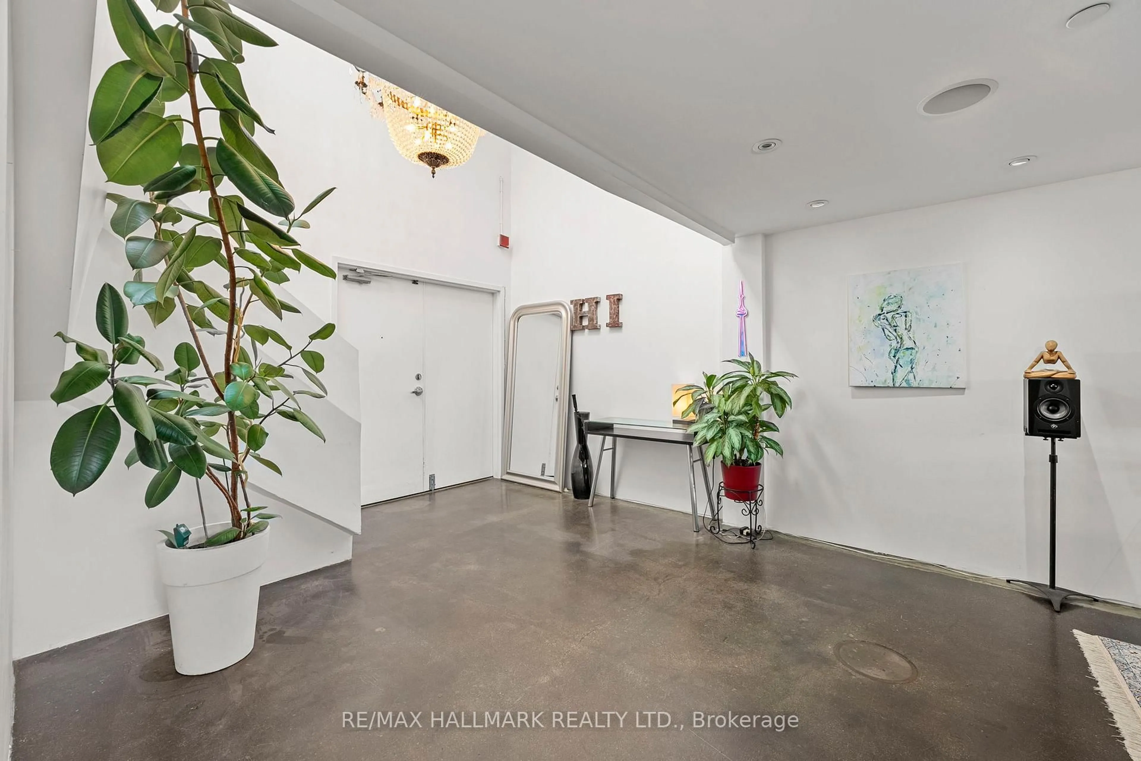 Indoor foyer for 1173 Dundas St #226, Toronto Ontario M4M 3P1