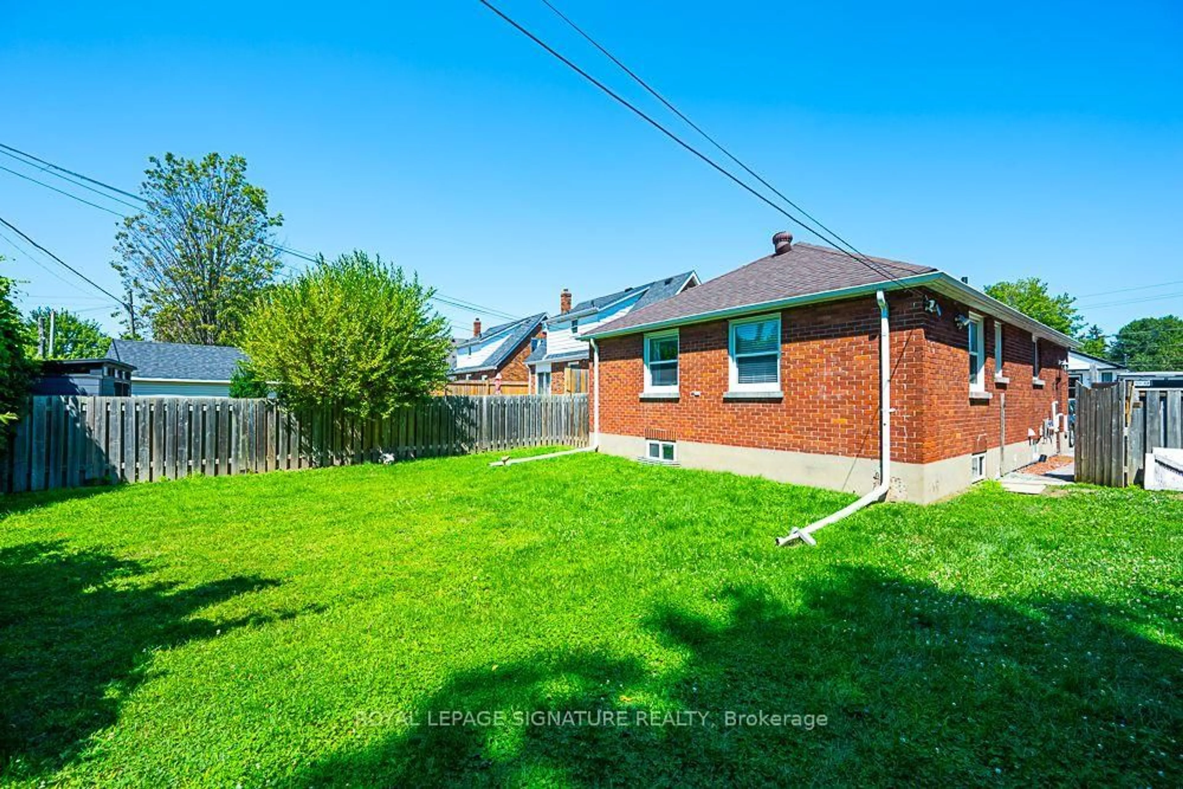A pic from outside/outdoor area/front of a property/back of a property/a pic from drone, street for 102 Central Park Blvd, Oshawa Ontario L1G 5Y5