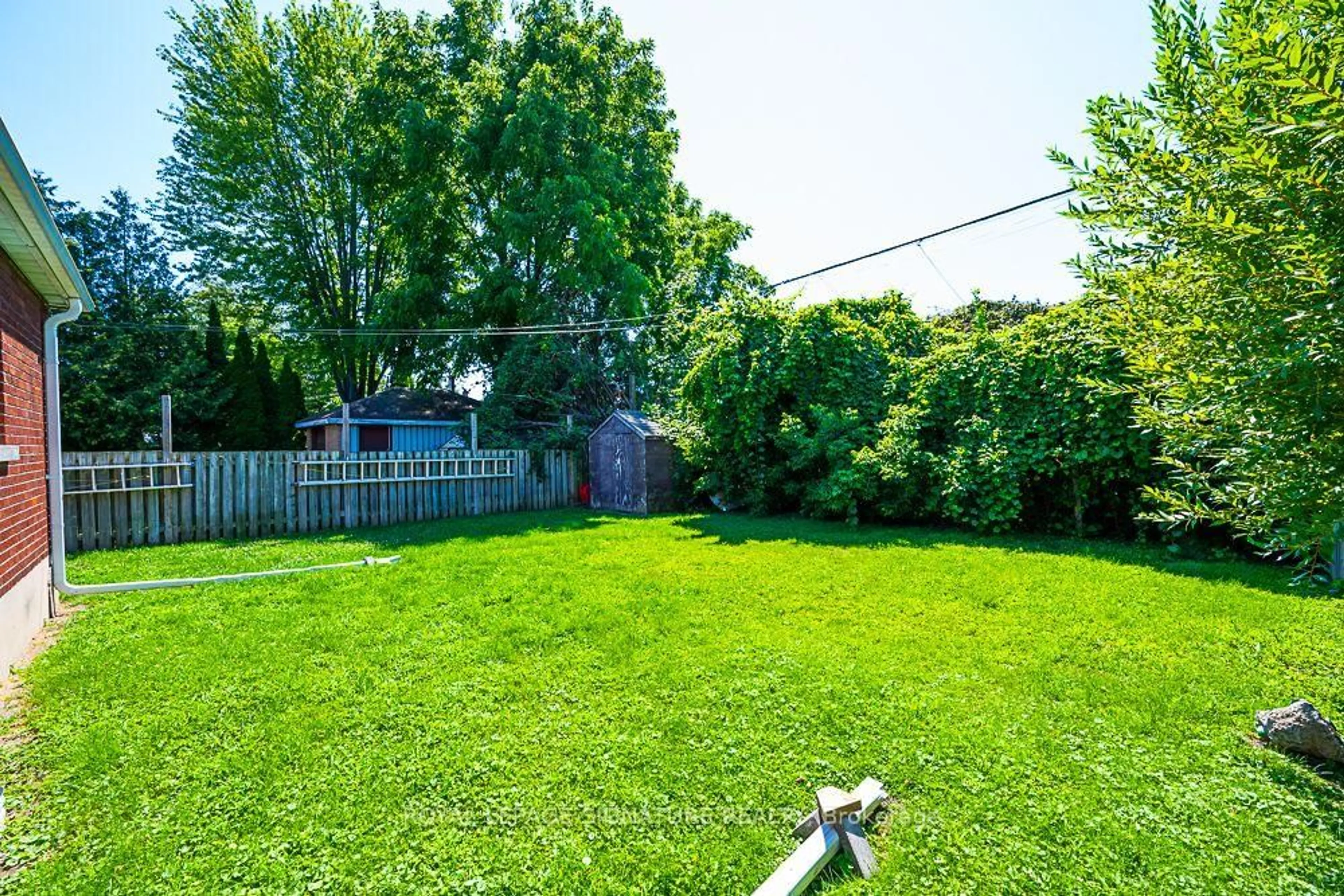 A pic from outside/outdoor area/front of a property/back of a property/a pic from drone, street for 102 Central Park Blvd, Oshawa Ontario L1G 5Y5