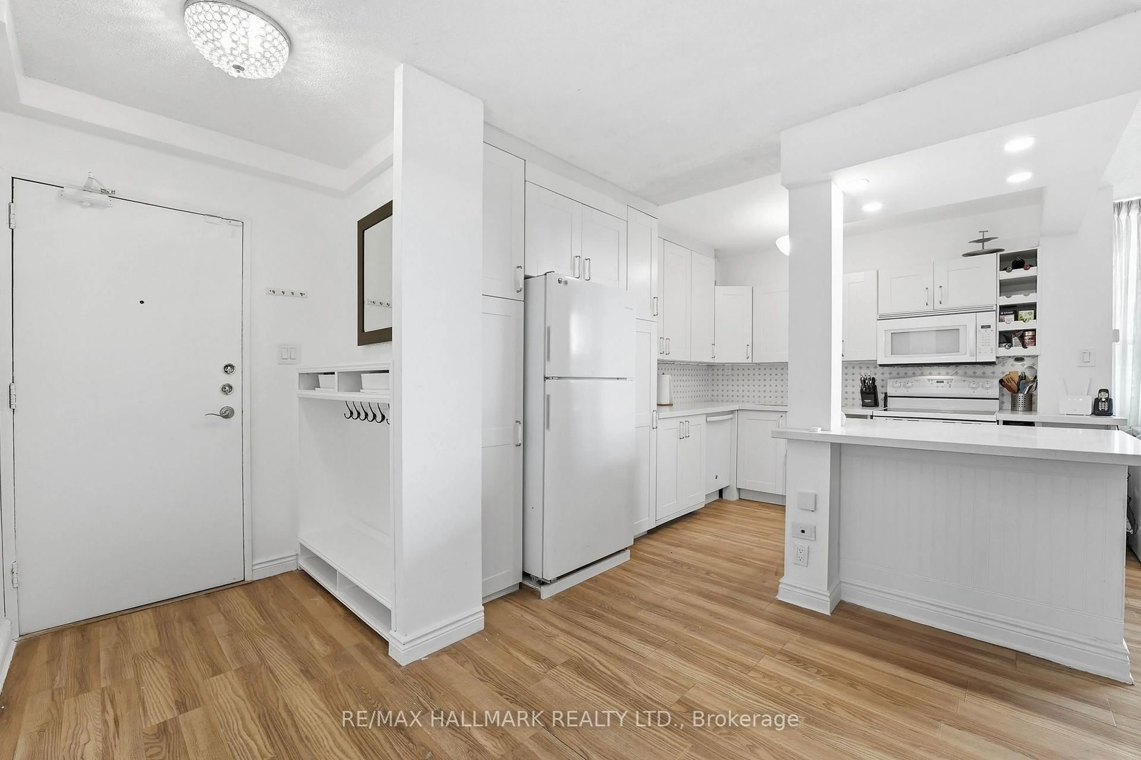 Standard kitchen, unknown for 180 Markham Rd #503, Toronto Ontario M1M 2Z9
