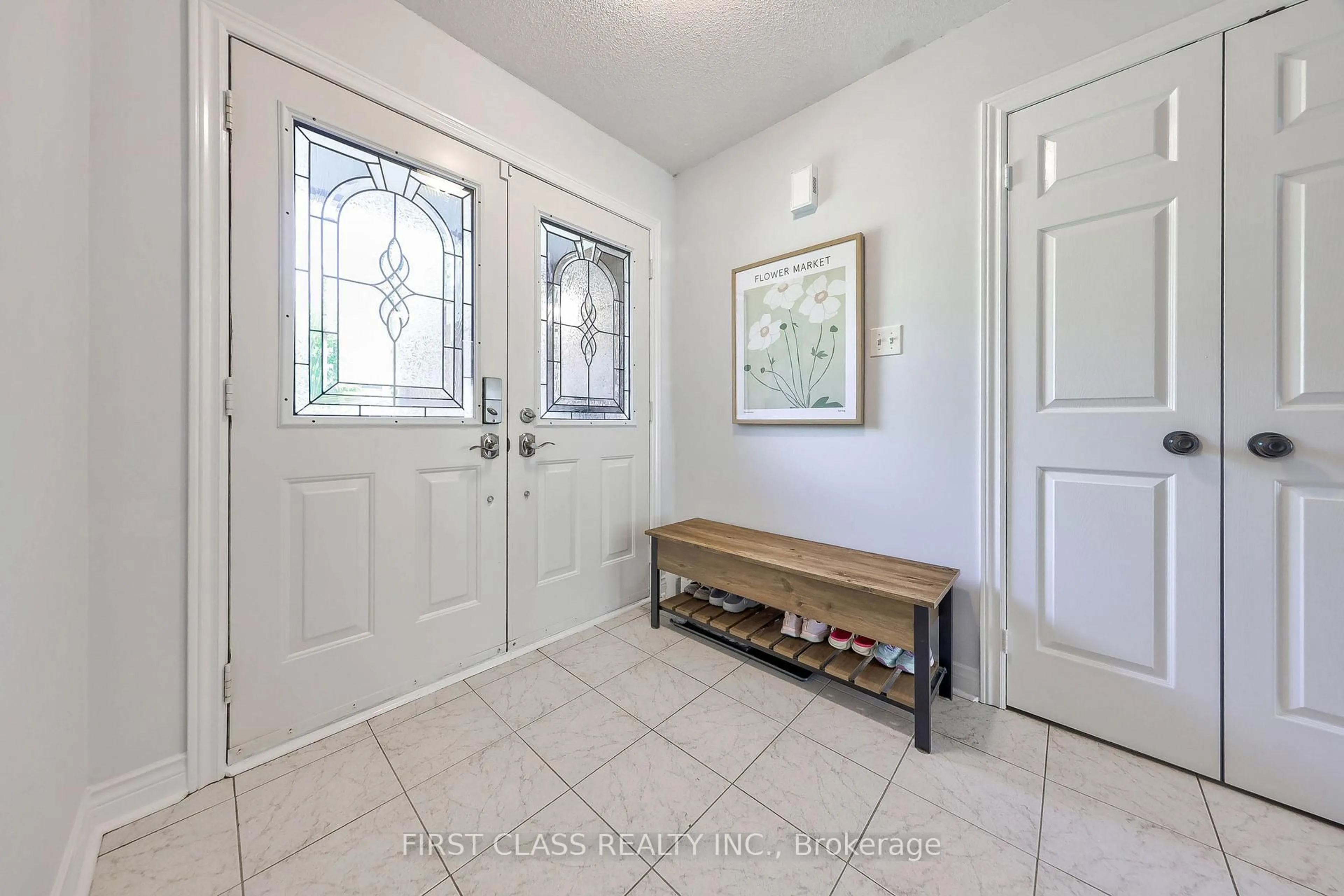 Indoor entryway for 2511 Linwood St, Pickering Ontario L1X 2S4