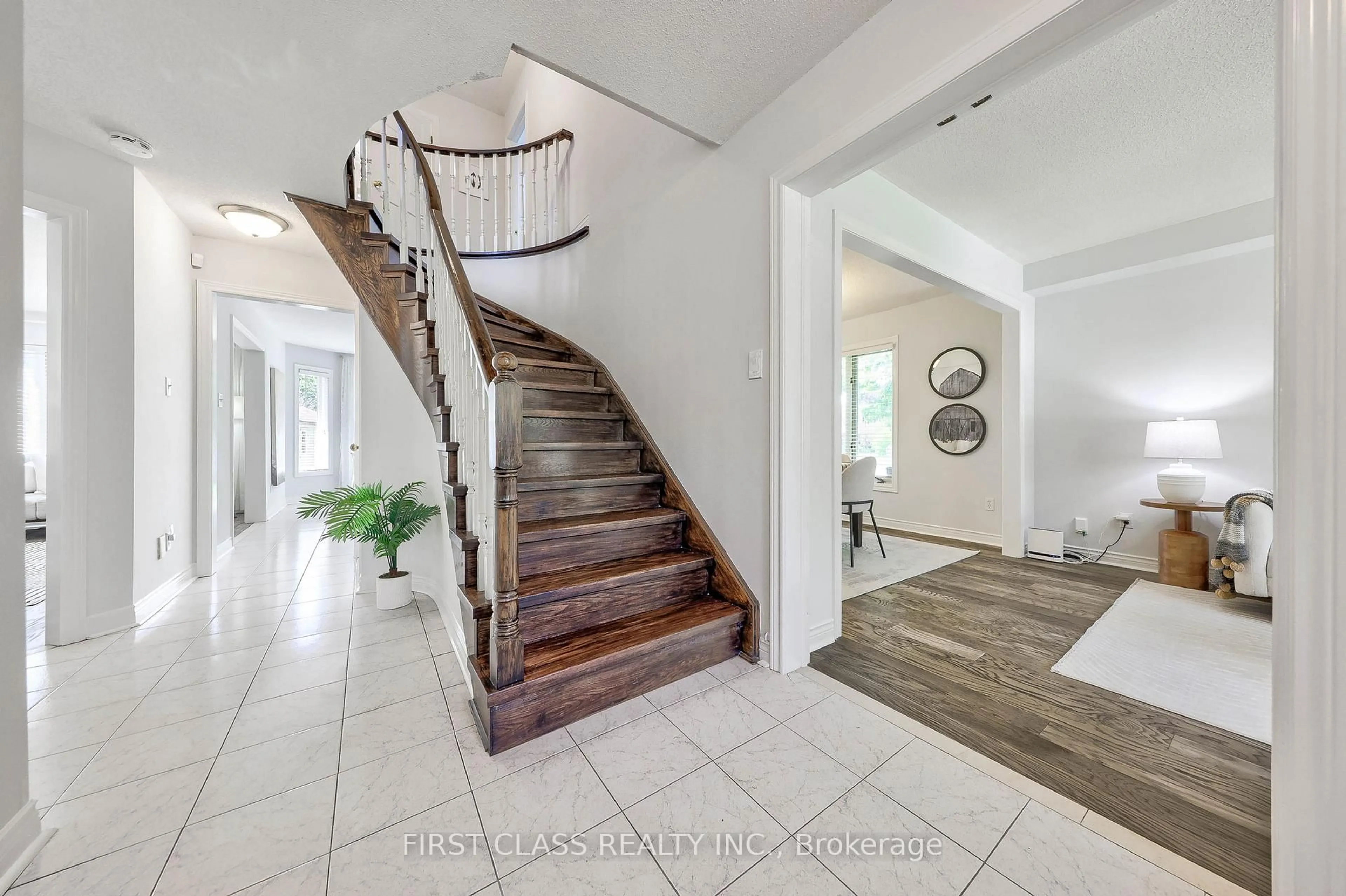 Indoor entryway for 2511 Linwood St, Pickering Ontario L1X 2S4