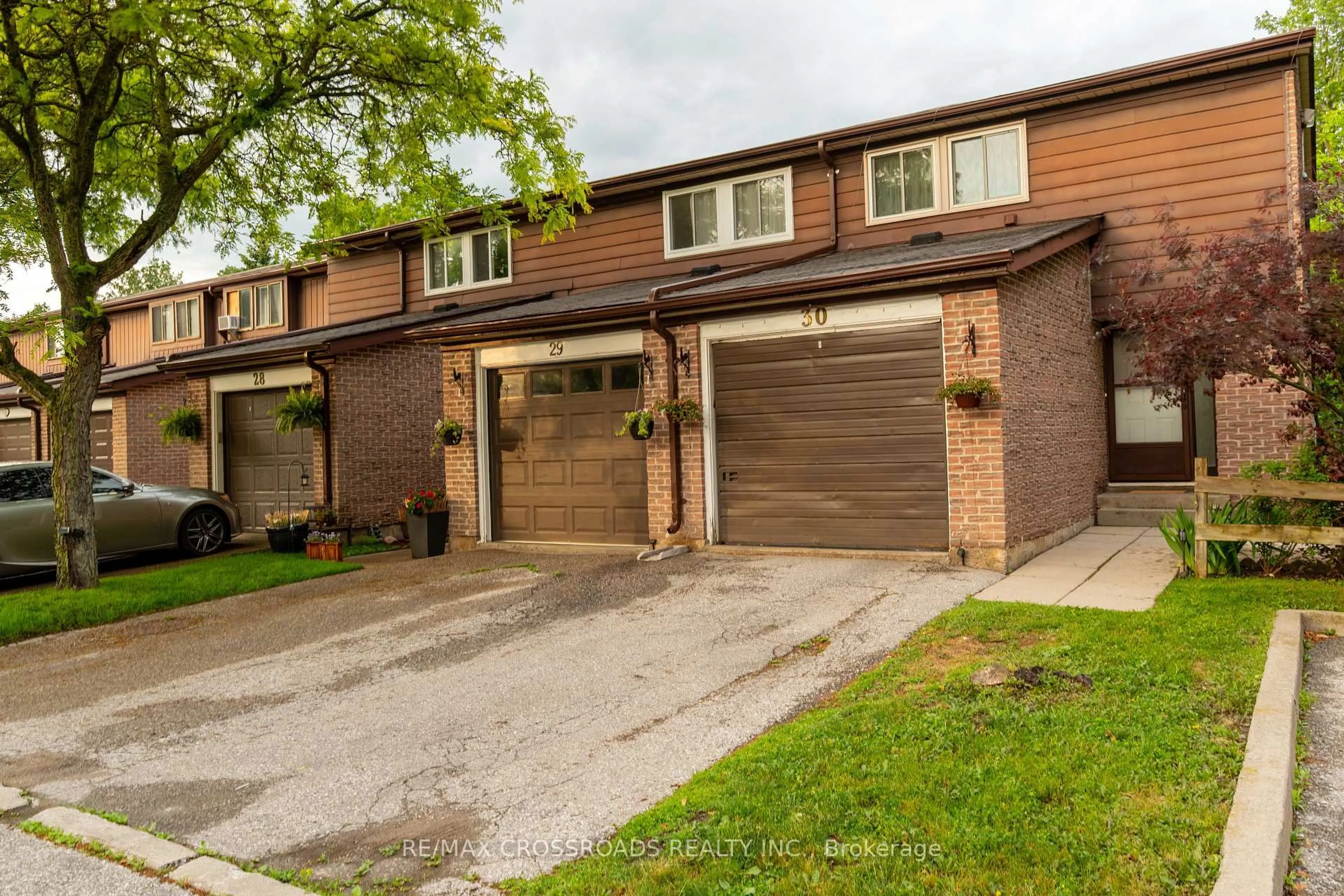 Home with brick exterior material, street for 350 Camelot Crt #30, Oshawa Ontario L1G 6P7