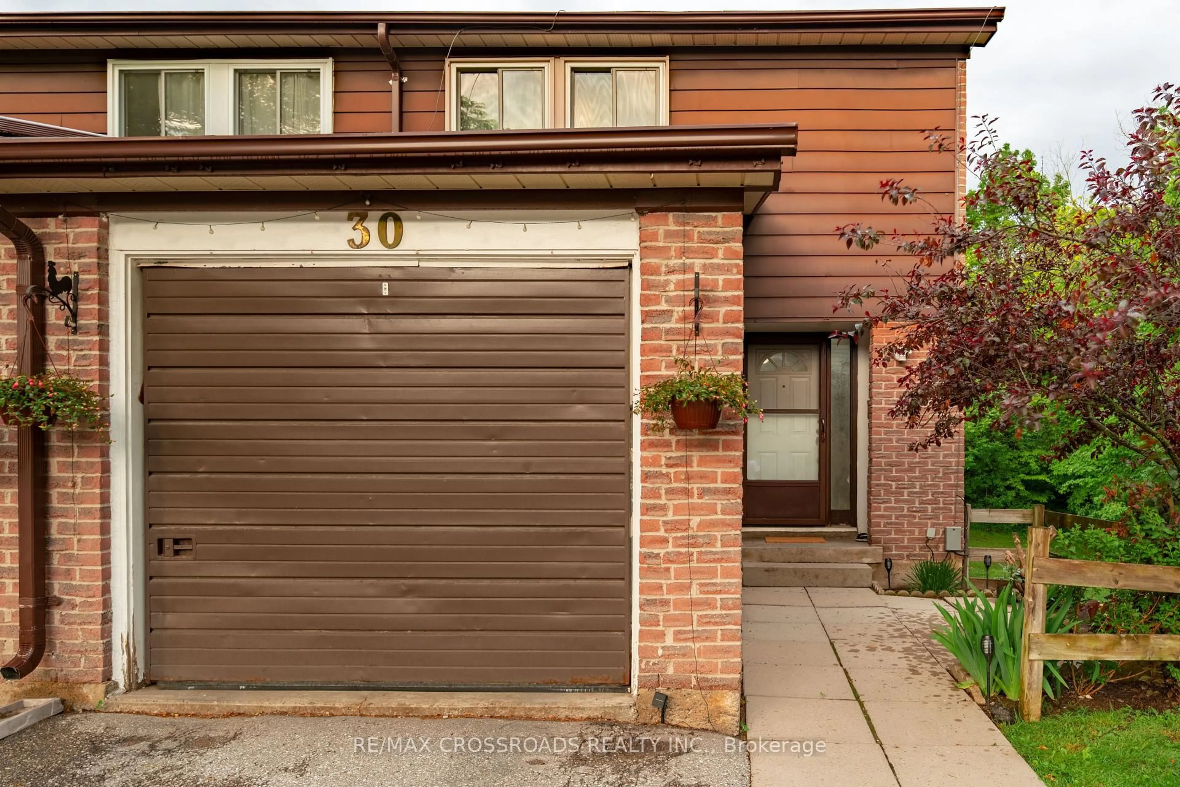Home with brick exterior material, street for 350 Camelot Crt #30, Oshawa Ontario L1G 6P7