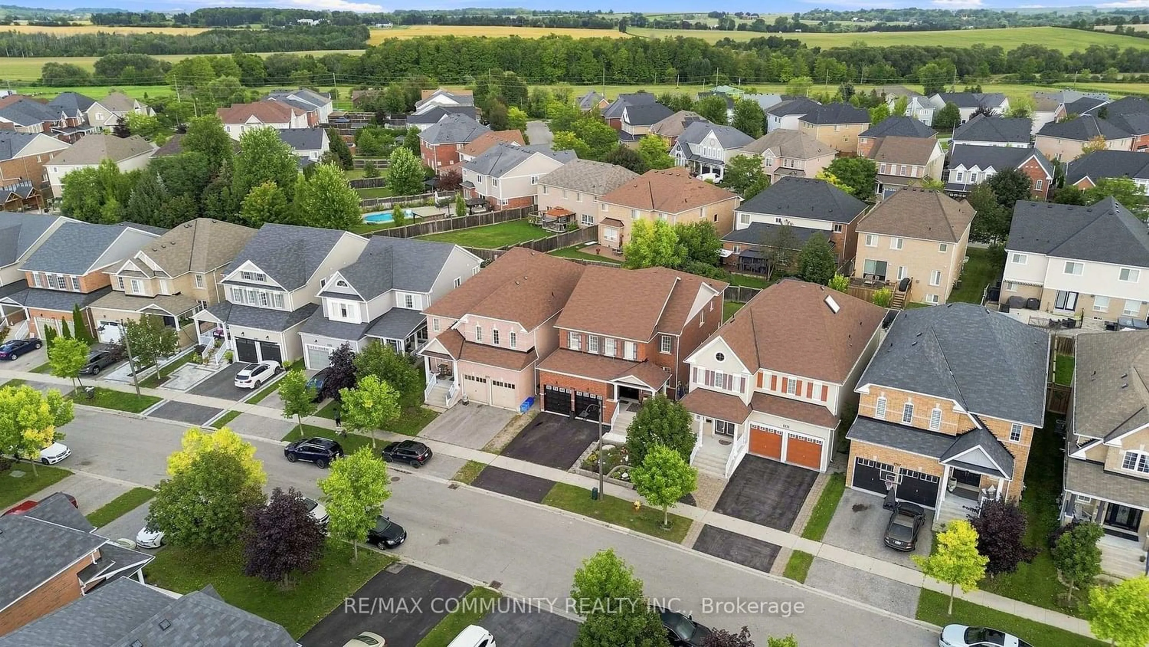 A pic from outside/outdoor area/front of a property/back of a property/a pic from drone, street for 1775 Finkle Dr, Oshawa Ontario L1K 0R4