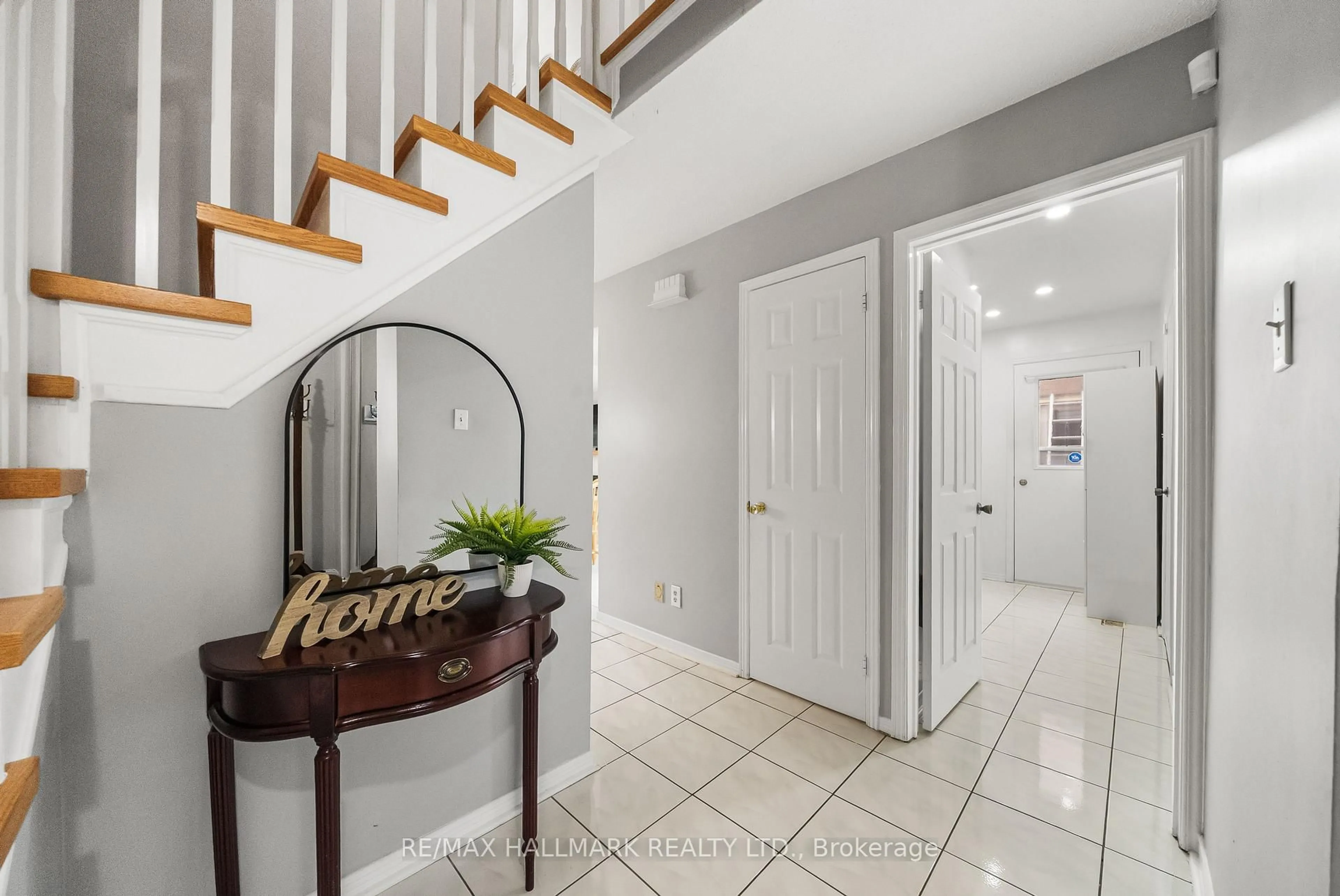 Indoor entryway for 1322 Redwood Lane, Pickering Ontario L1X 1C5