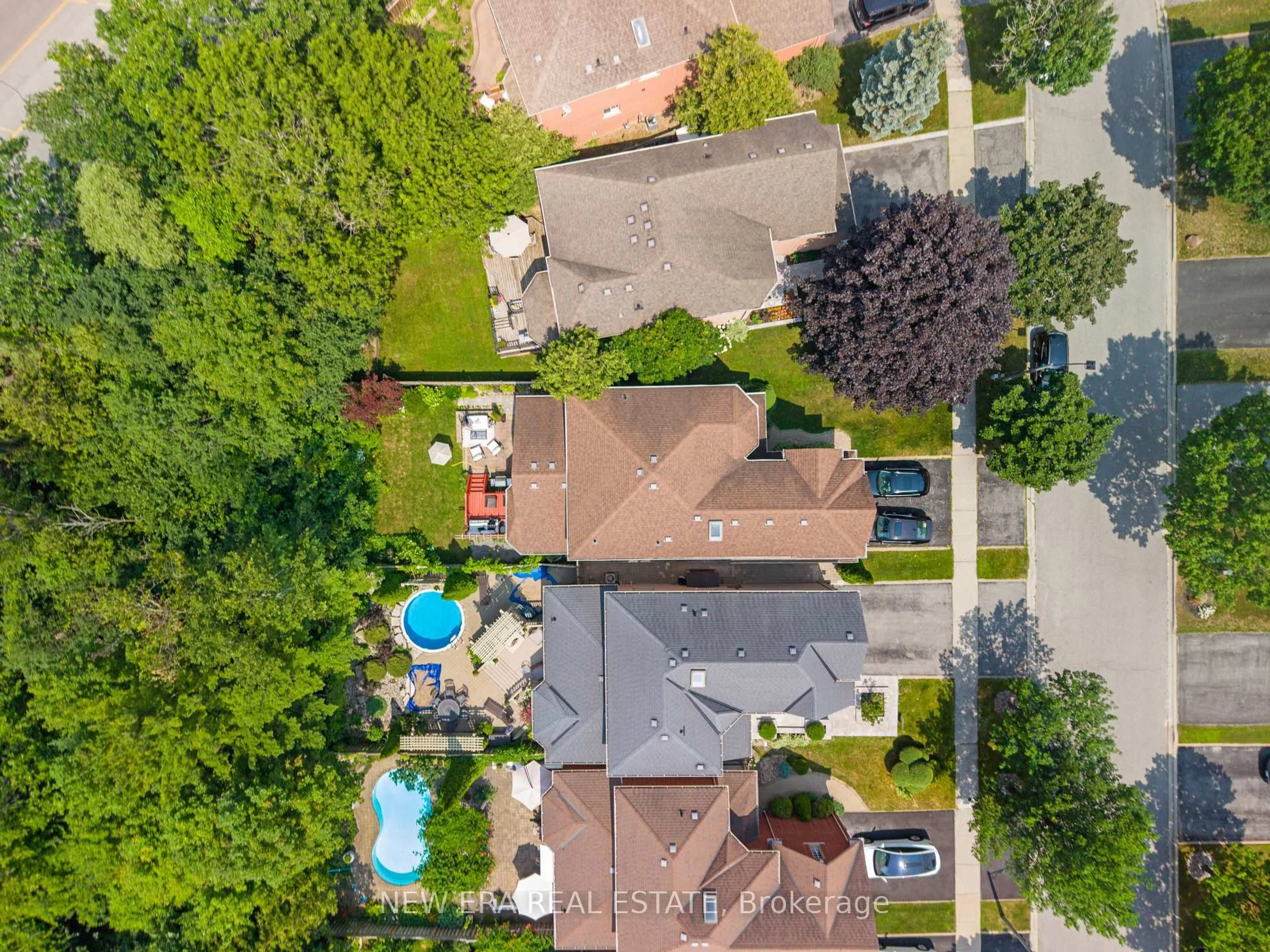 A pic from outside/outdoor area/front of a property/back of a property/a pic from drone, street for 1798 Autumn Cres, Pickering Ontario L1V 6W7