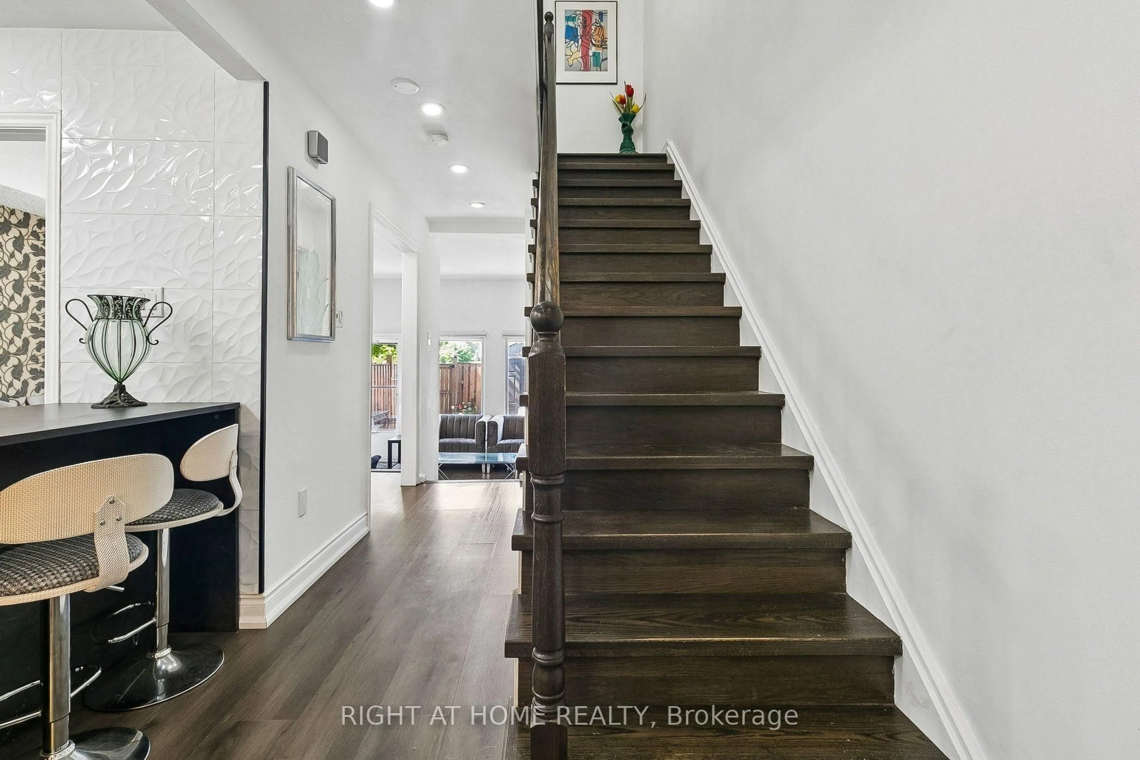 Indoor entryway for 12 l'amoreaux Dr, Toronto Ontario M1W 2L9
