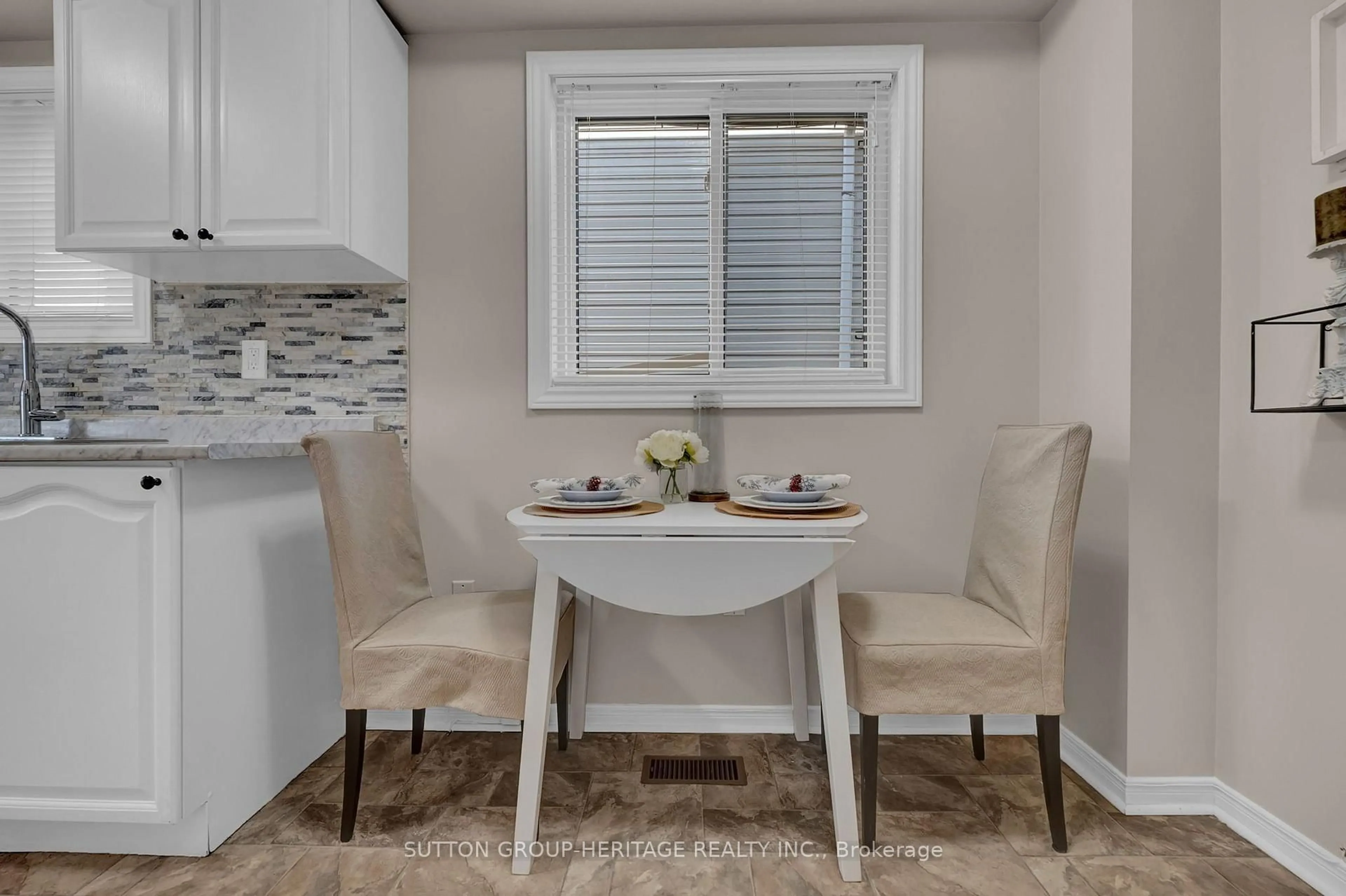 Dining room, unknown for 5 Fenwick Ave, Clarington Ontario L1C 4R6