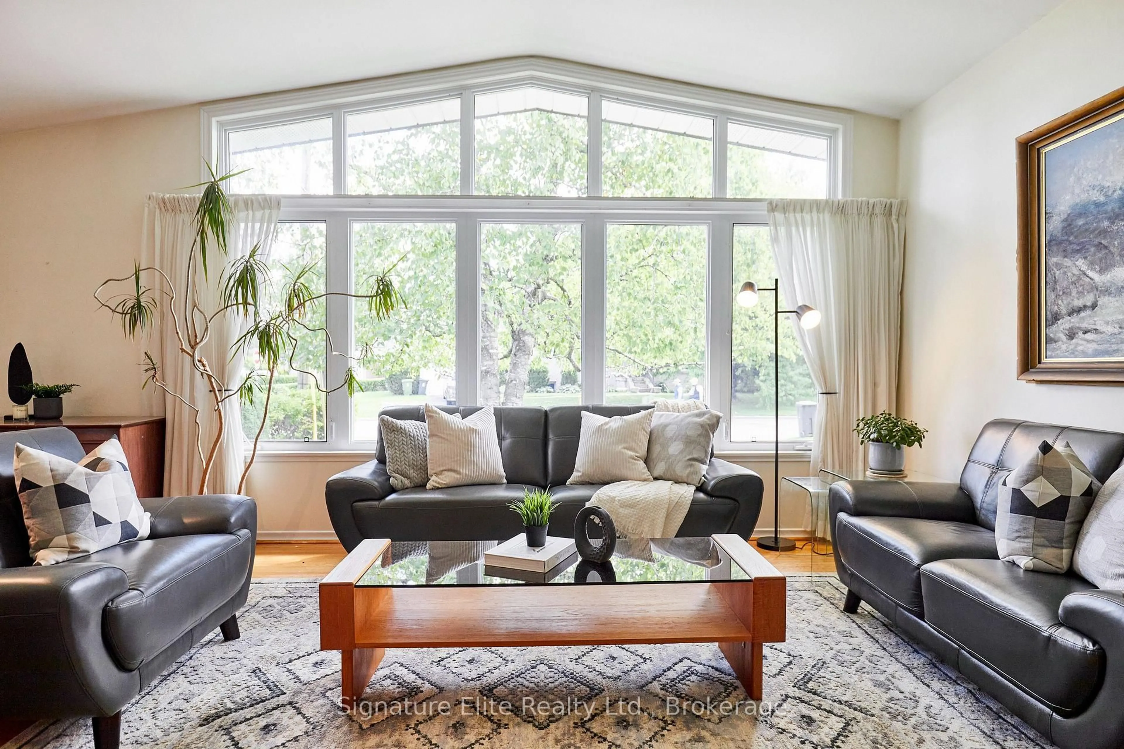 Living room with furniture, unknown for 122 Haileybury Dr, Toronto Ontario M1K 4X5