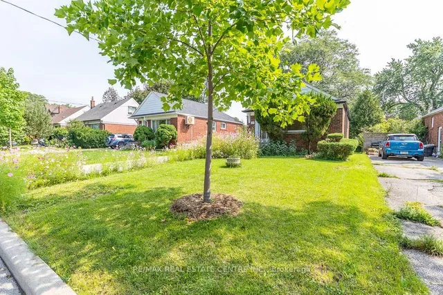 27 Innismore Cres, Toronto 3