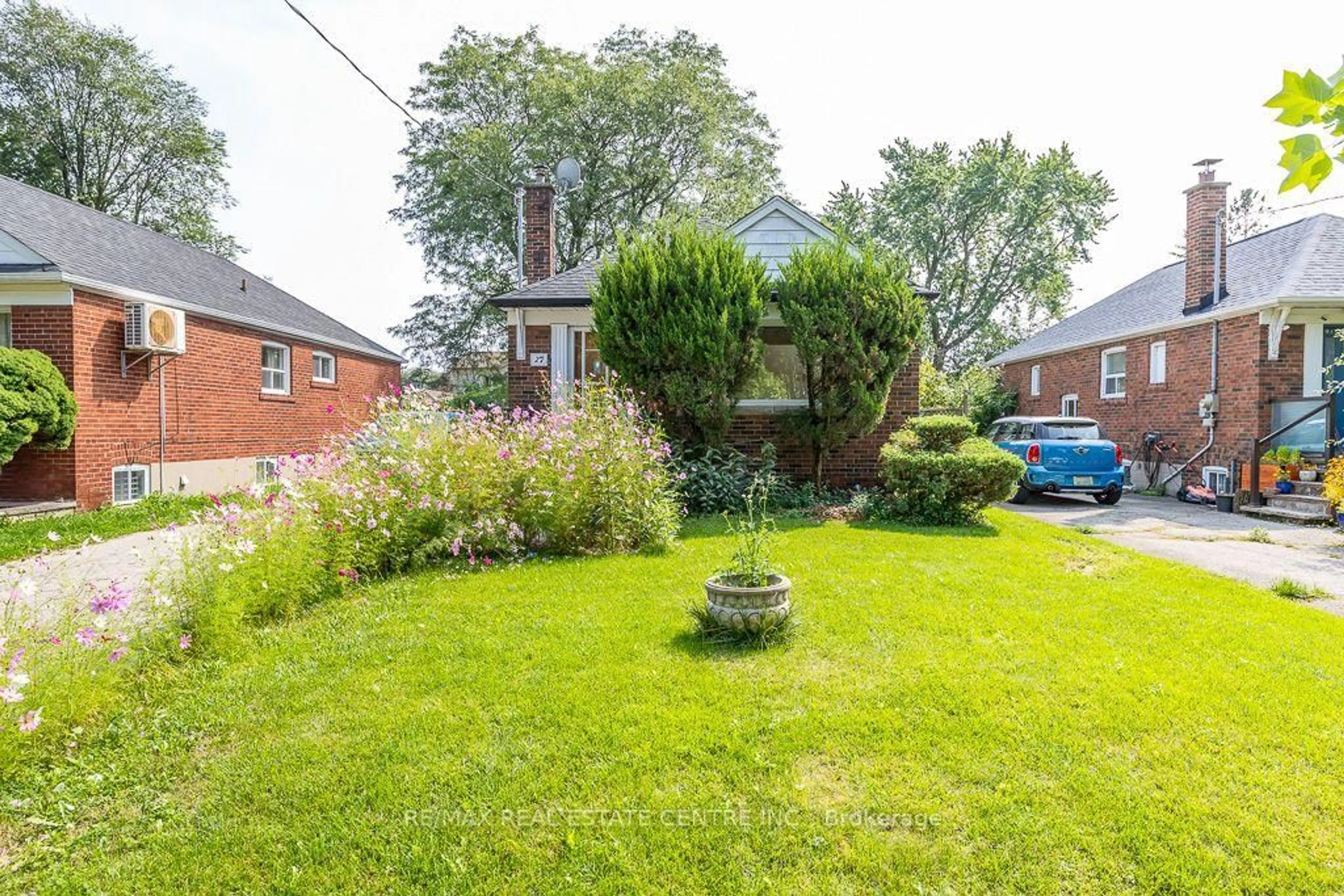 Patio, street for 27 Innismore Cres, Toronto Ontario M1R 1C8