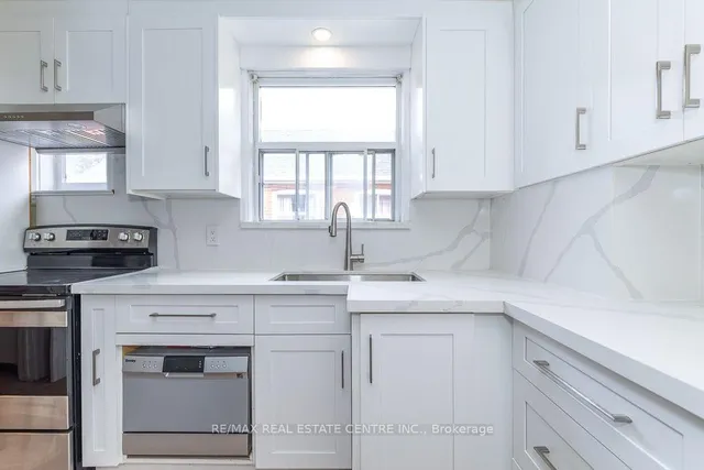 27 Innismore Cres, Toronto 5