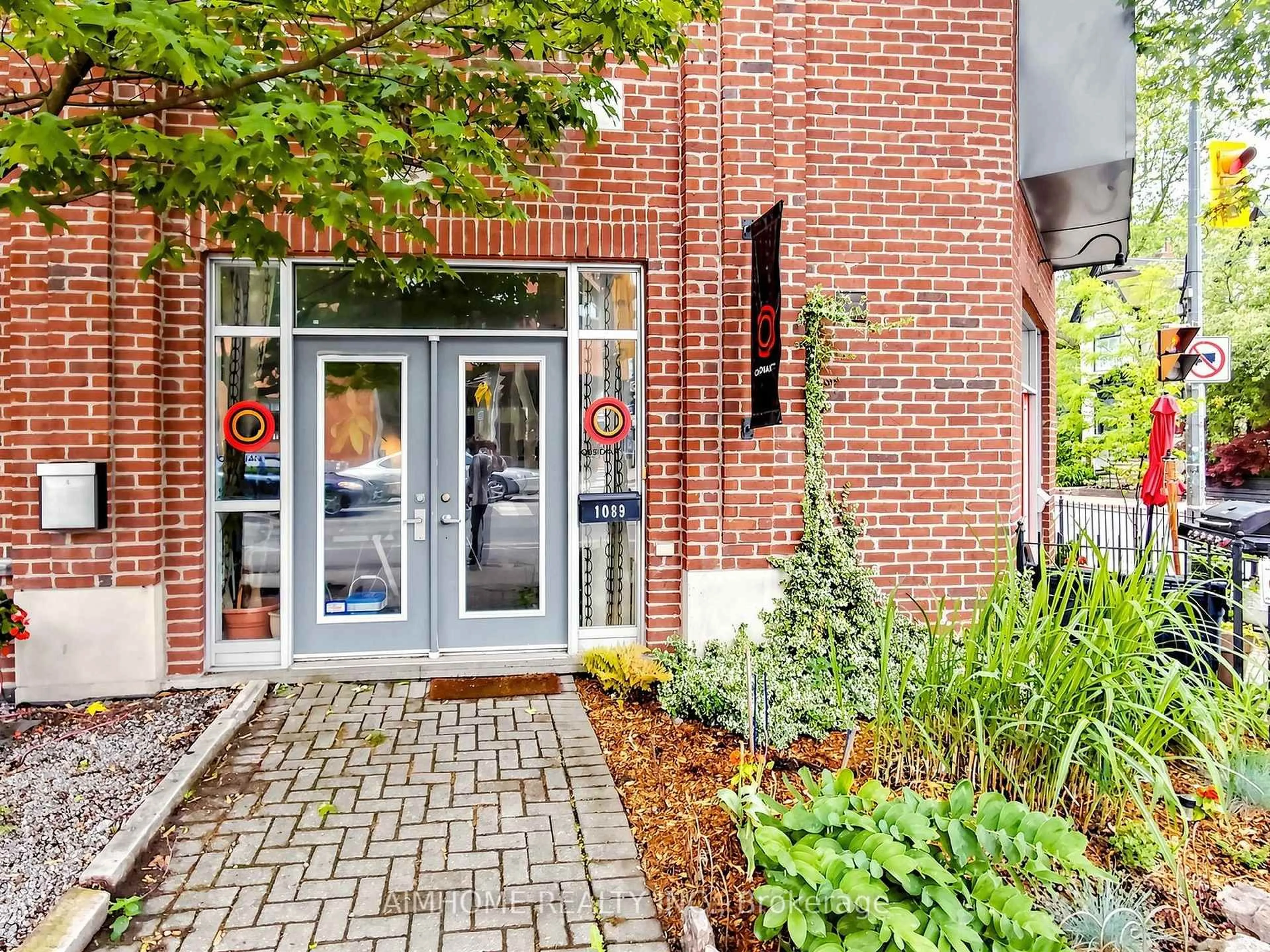 Indoor foyer for 1089 Dundas St, Toronto Ontario M4M 1R9