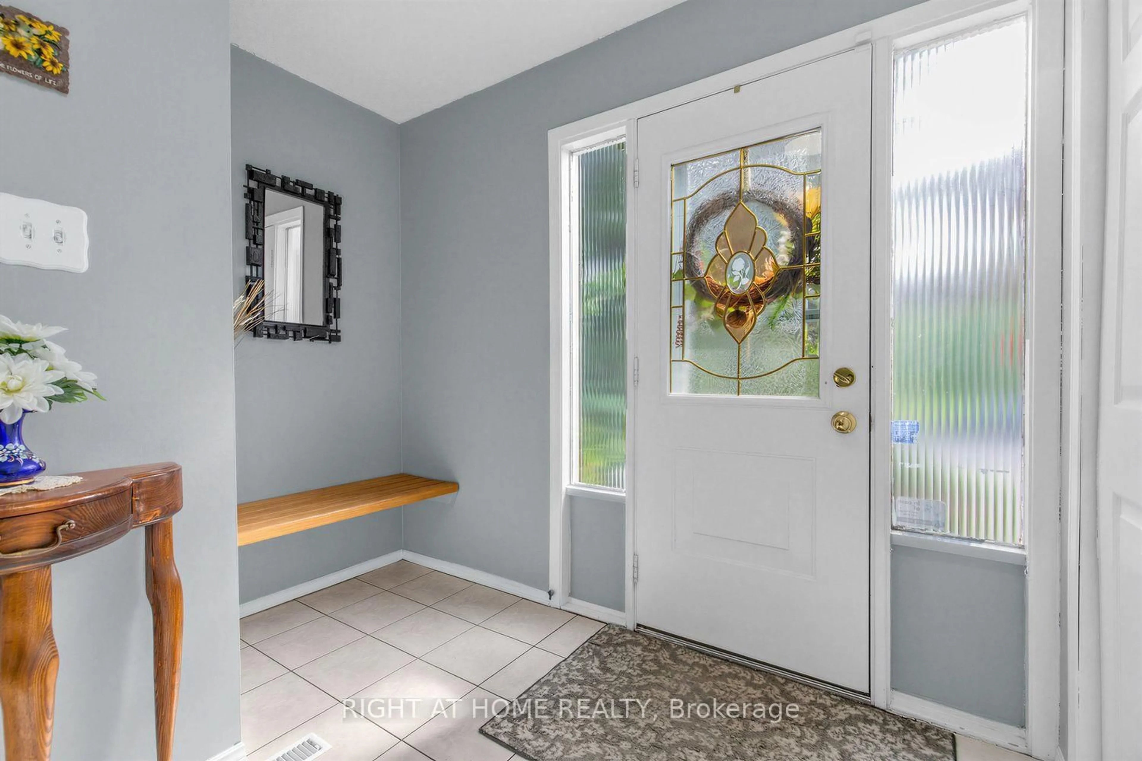 Indoor entryway for 1507 Woodruff Cres, Pickering Ontario L1V 3S5