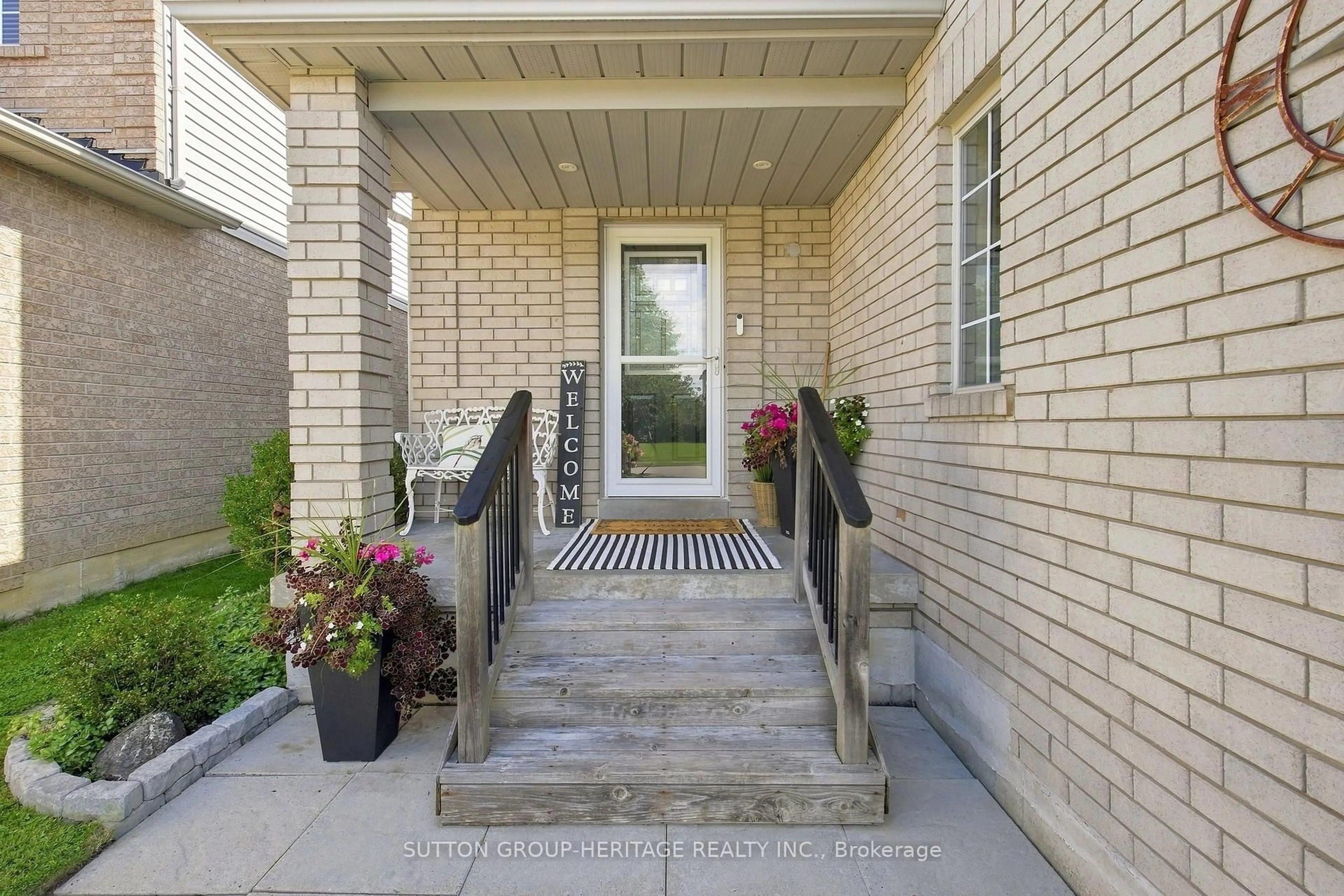 Indoor entryway for 1517 Fieldgate Dr, Oshawa Ontario L1K 2L6