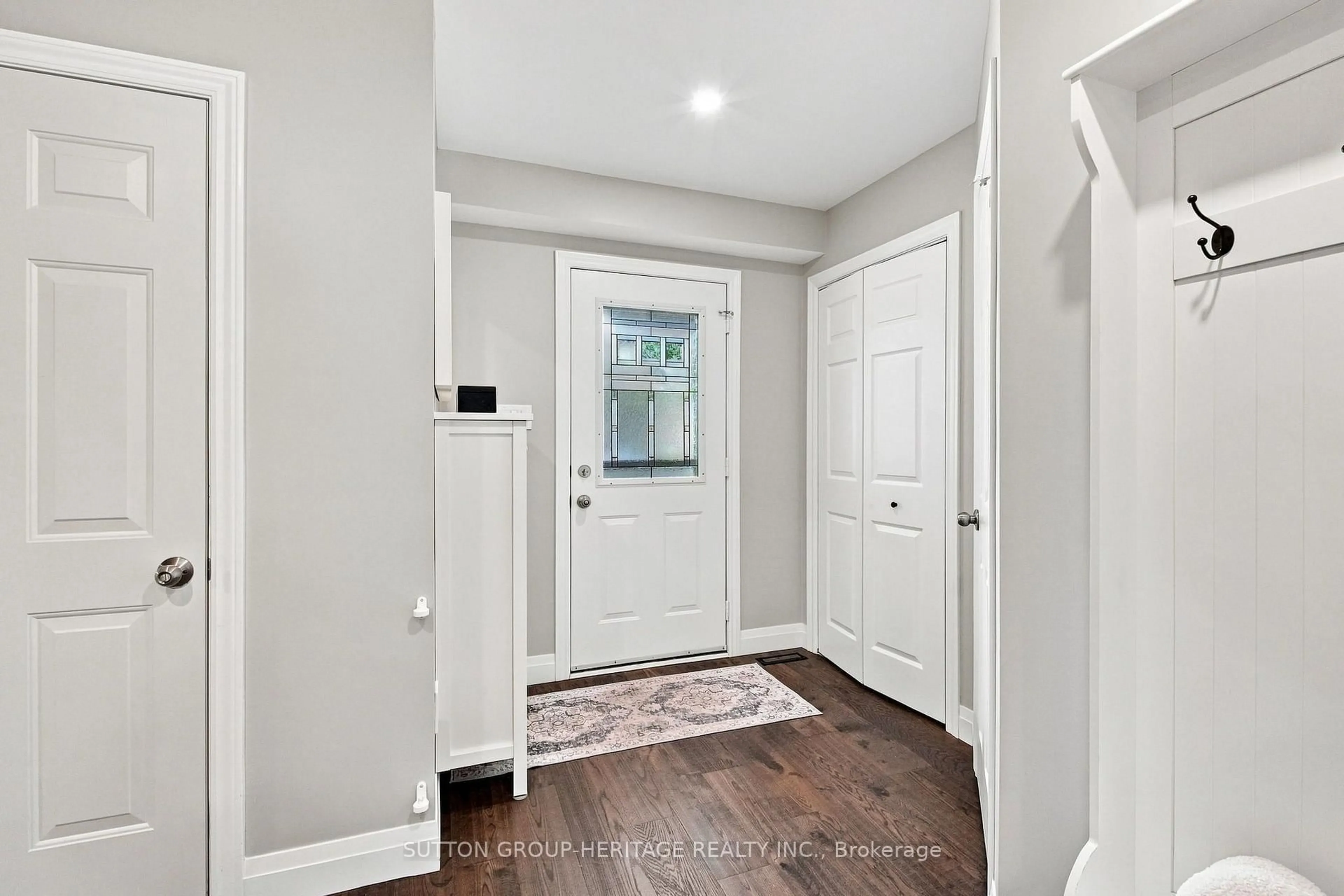 Indoor entryway for 1517 Fieldgate Dr, Oshawa Ontario L1K 2L6