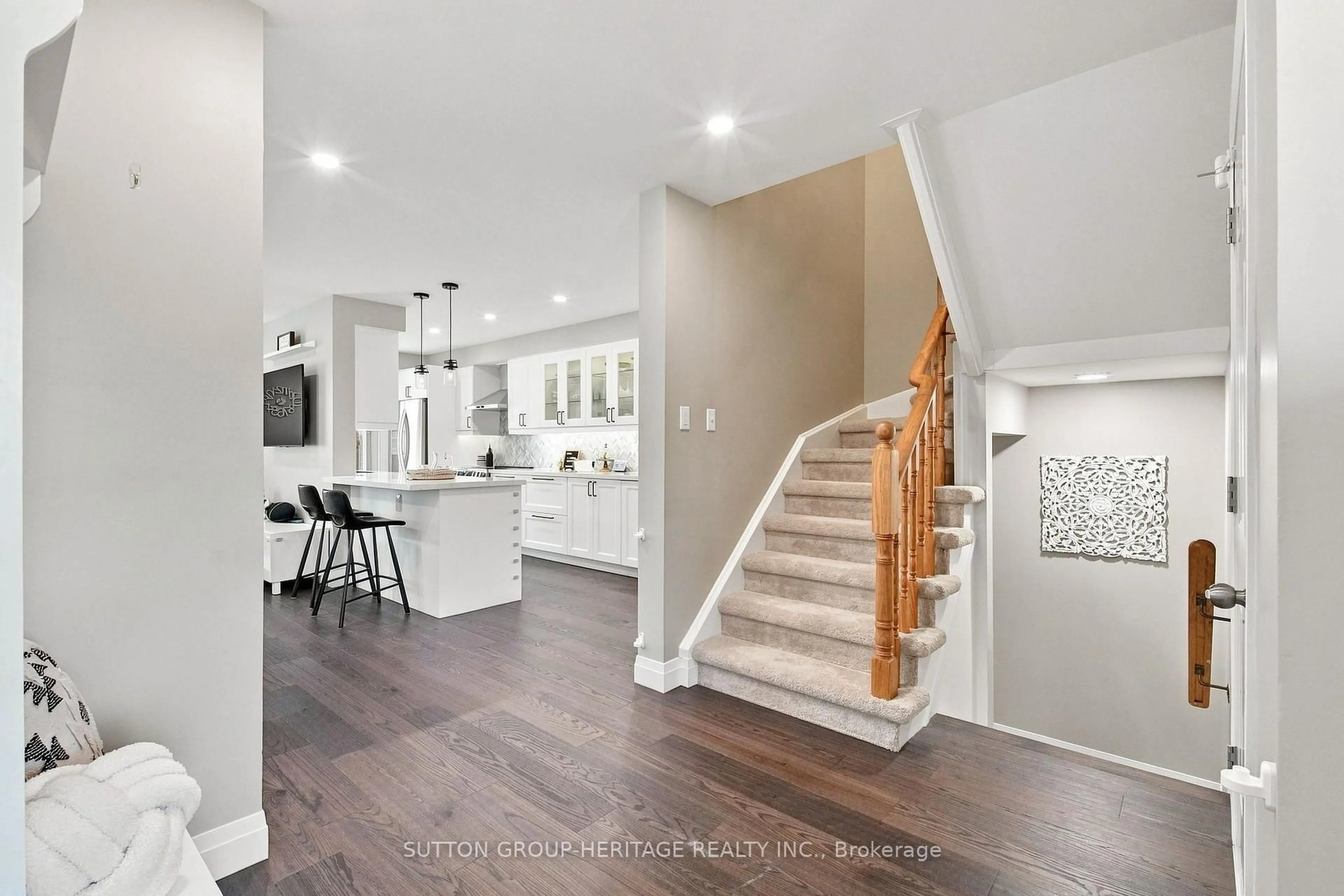 Indoor entryway for 1517 Fieldgate Dr, Oshawa Ontario L1K 2L6