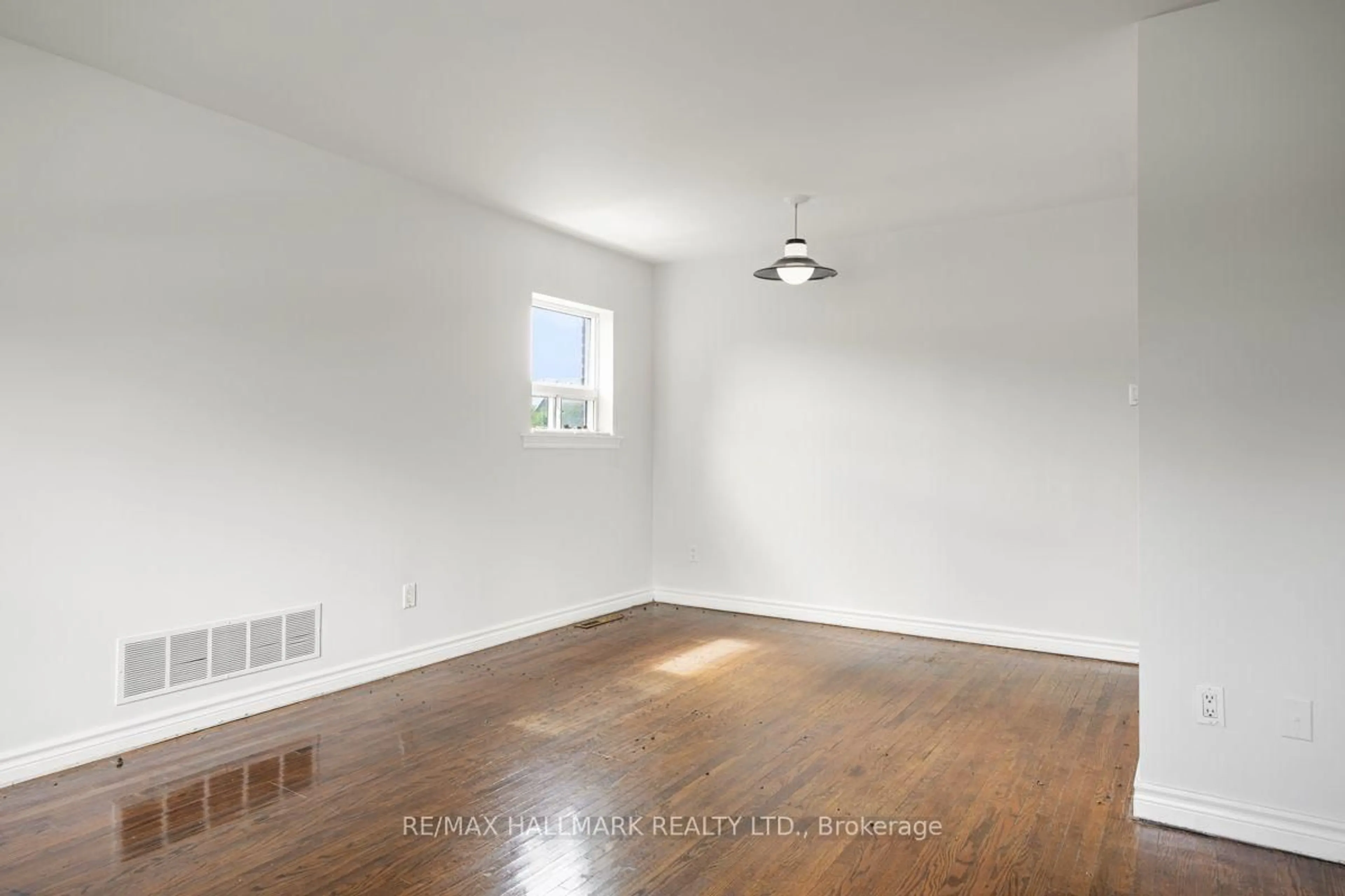A pic of a room for 4 Bergen Rd, Toronto Ontario M1P 1R9