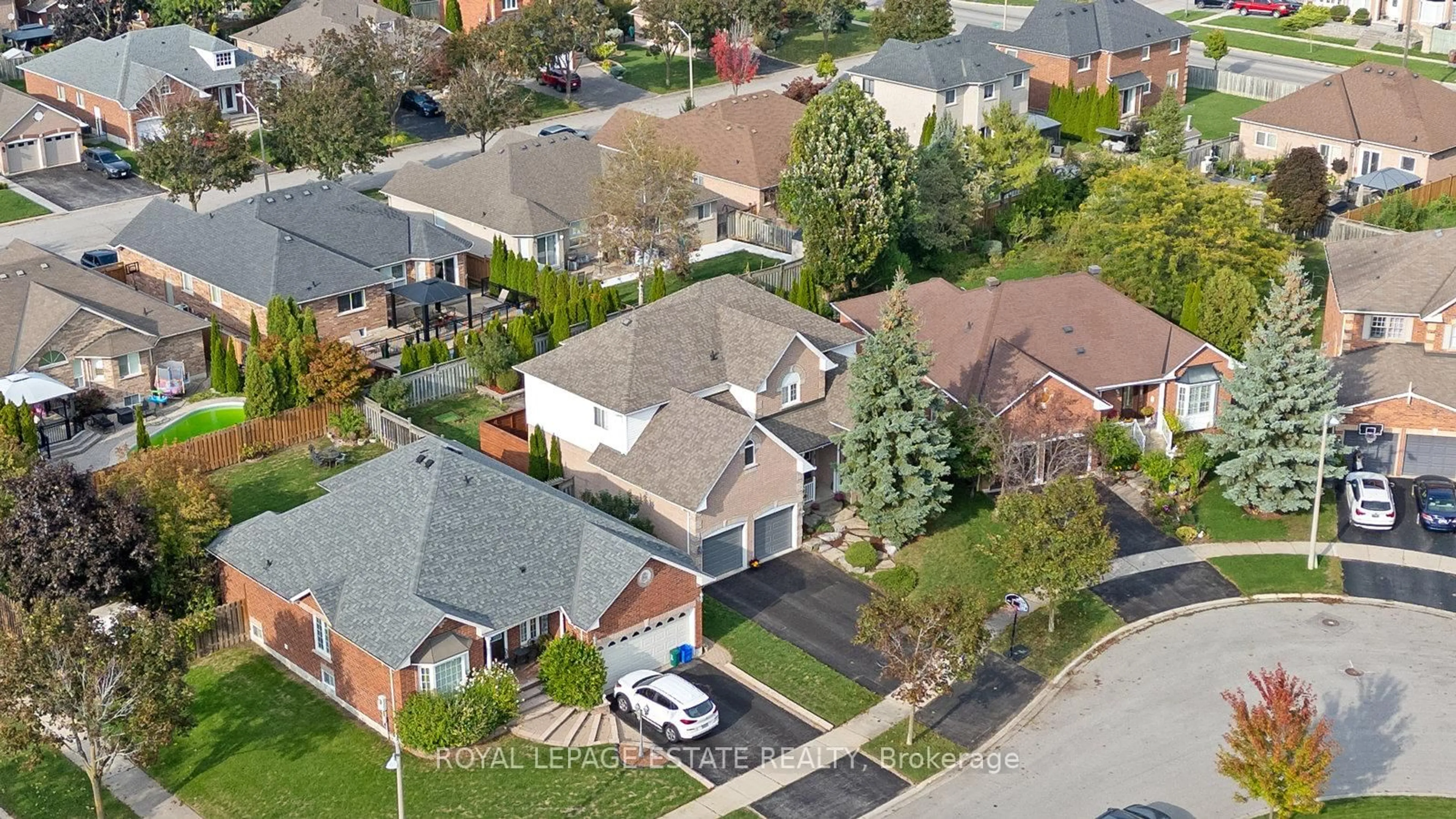 A pic from outside/outdoor area/front of a property/back of a property/a pic from drone, street for 15 McGregor Dr, Ajax Ontario L1T 3W8