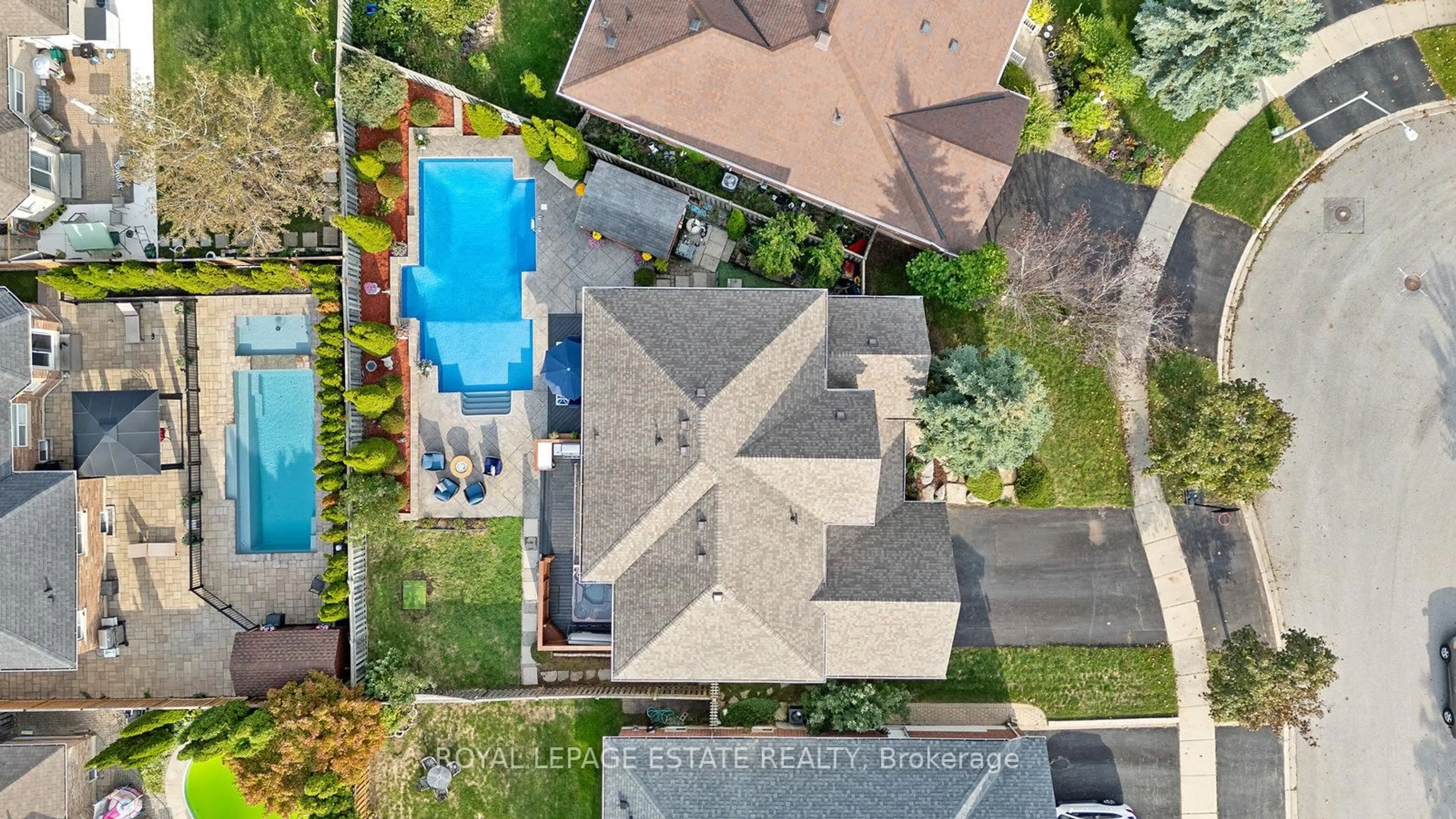 A pic from outside/outdoor area/front of a property/back of a property/a pic from drone, street for 15 McGregor Dr, Ajax Ontario L1T 3W8