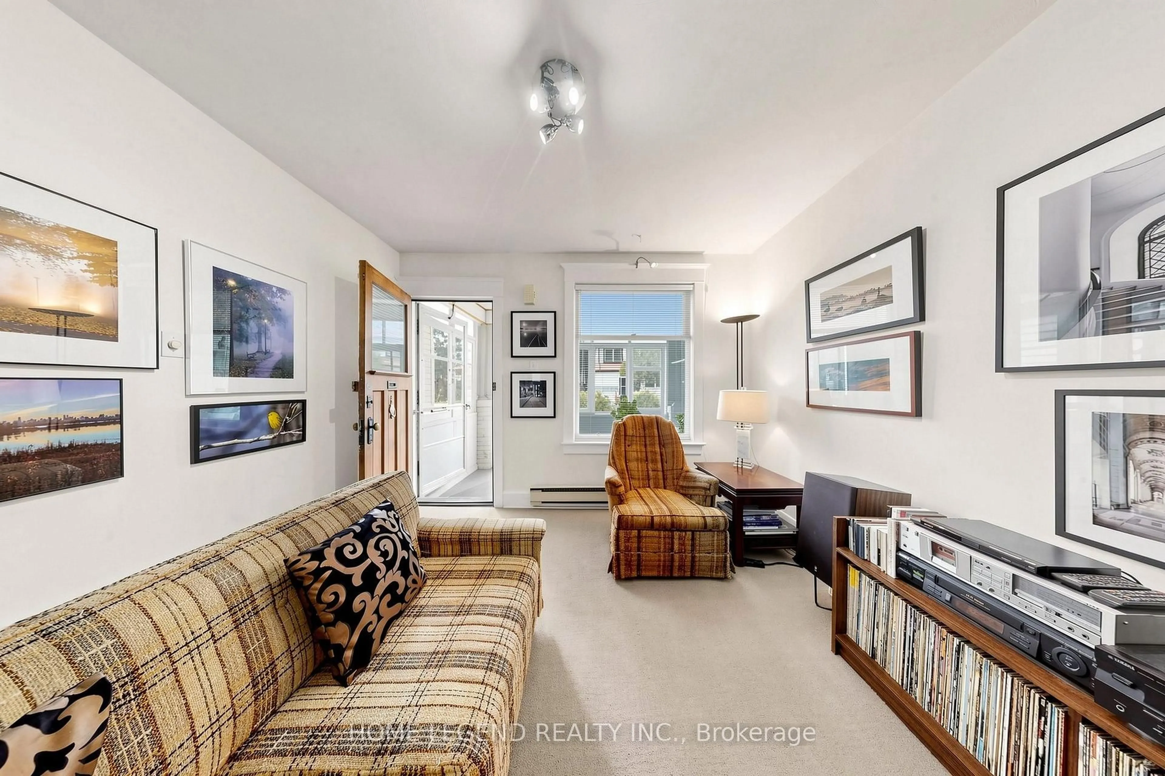 Living room with furniture, unknown for 605 Rhodes Ave, Toronto Ontario M4J 4X5