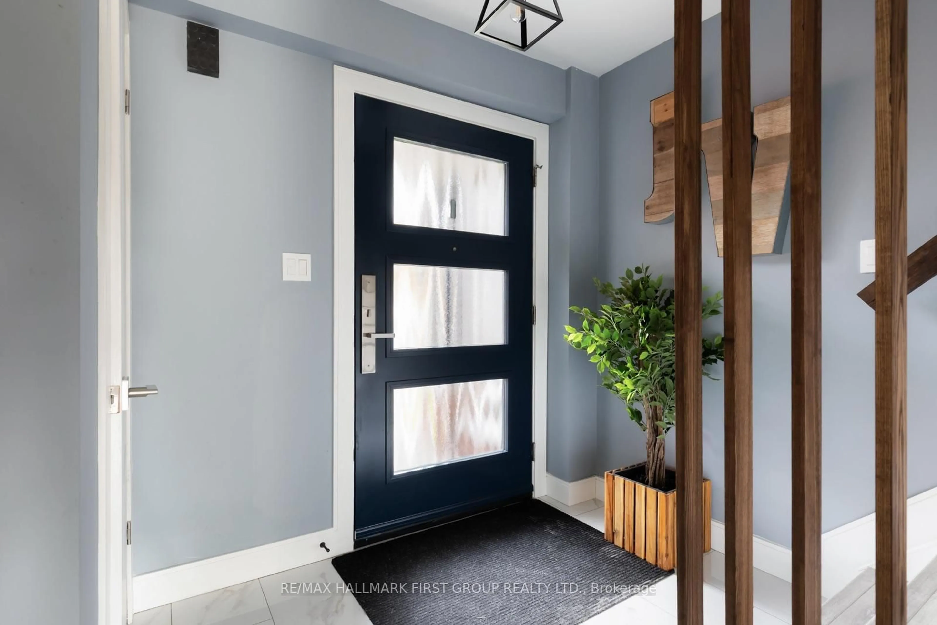 Indoor entryway for 425 Cobblehill Dr, Oshawa Ontario L1K 1Y6